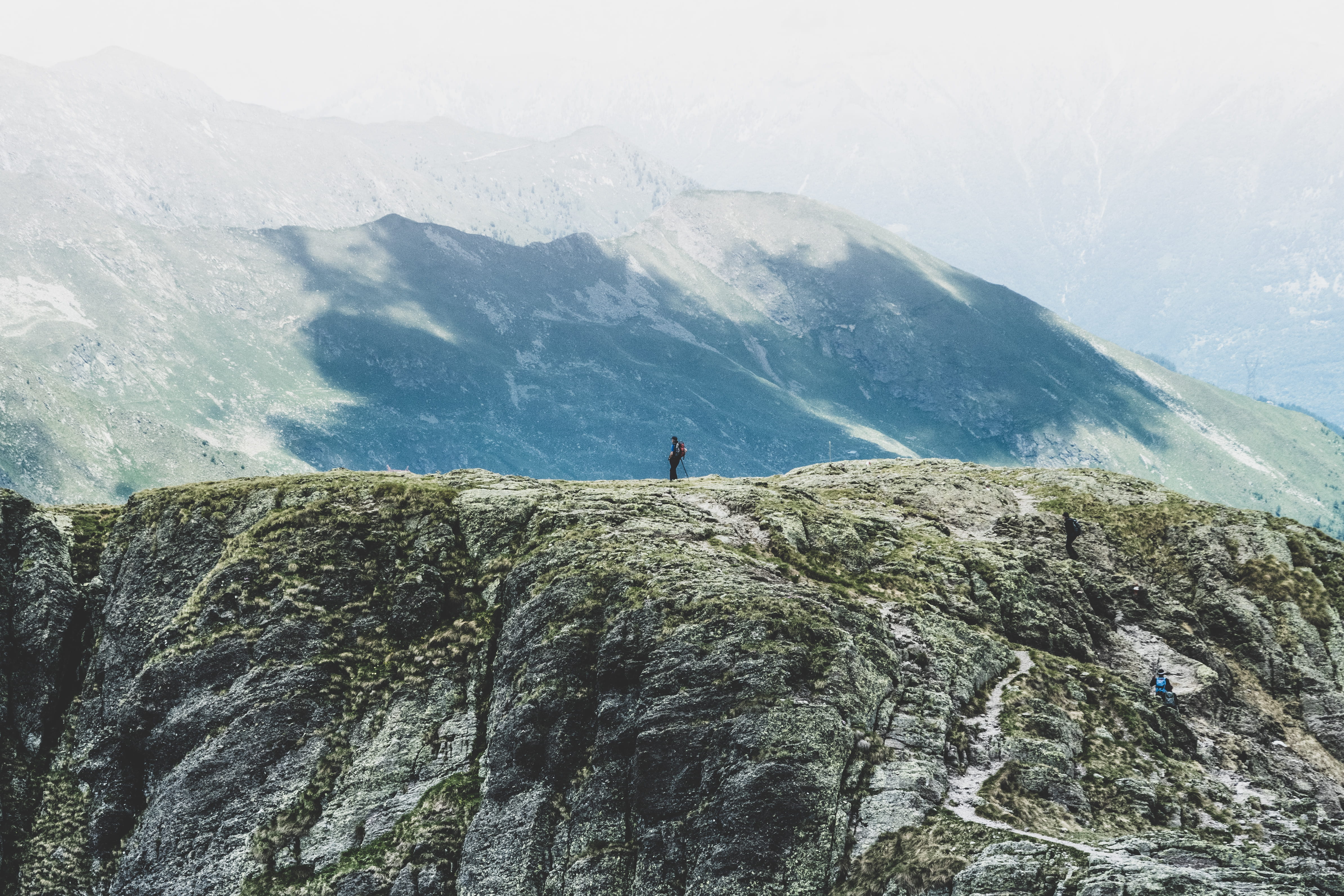 summer, 4K, adventure, landscape, outdoor, adult, cliff, scenics, person, green, nature, people Traveling, standing, backpack, hike, mountain Peak, trekking, HD Wallpaper