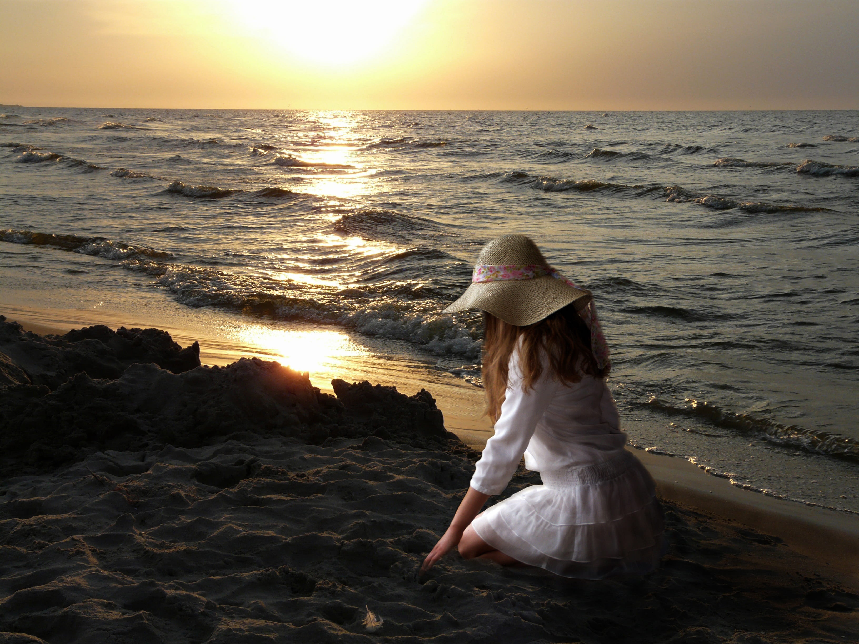 dress, real people, hairstyle, holidays, nature, hat, 2K, beauty in nature, one person, white, water, horizon over water, holiday, sky, one woman only, HD Wallpaper