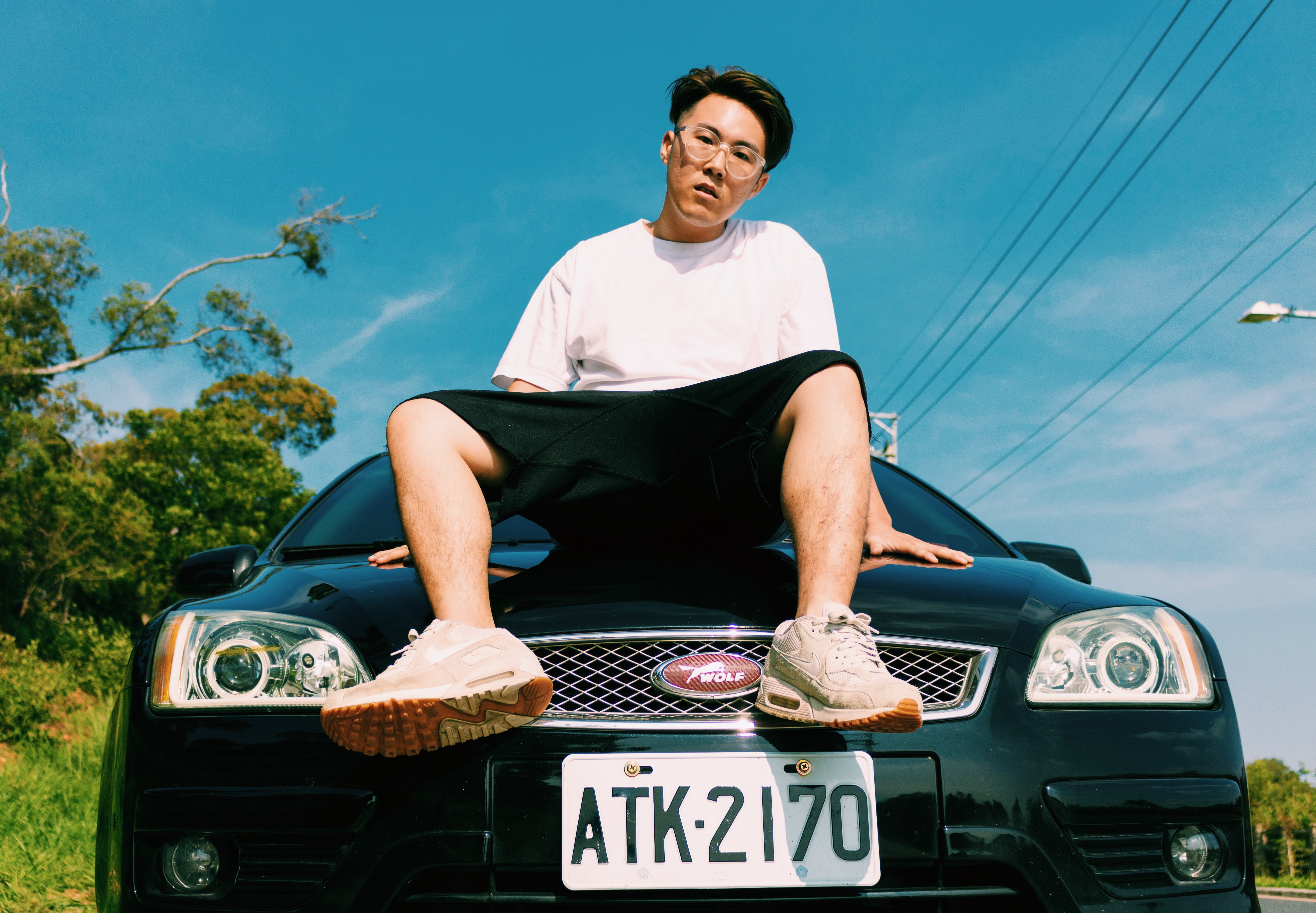 human, footwear, automobile, ford, car, men, day, casual clothing, outdoors, apparel, alloy wheel, white, tire, one person, nwa, sitting, machine, 藍色公路, HD Wallpaper