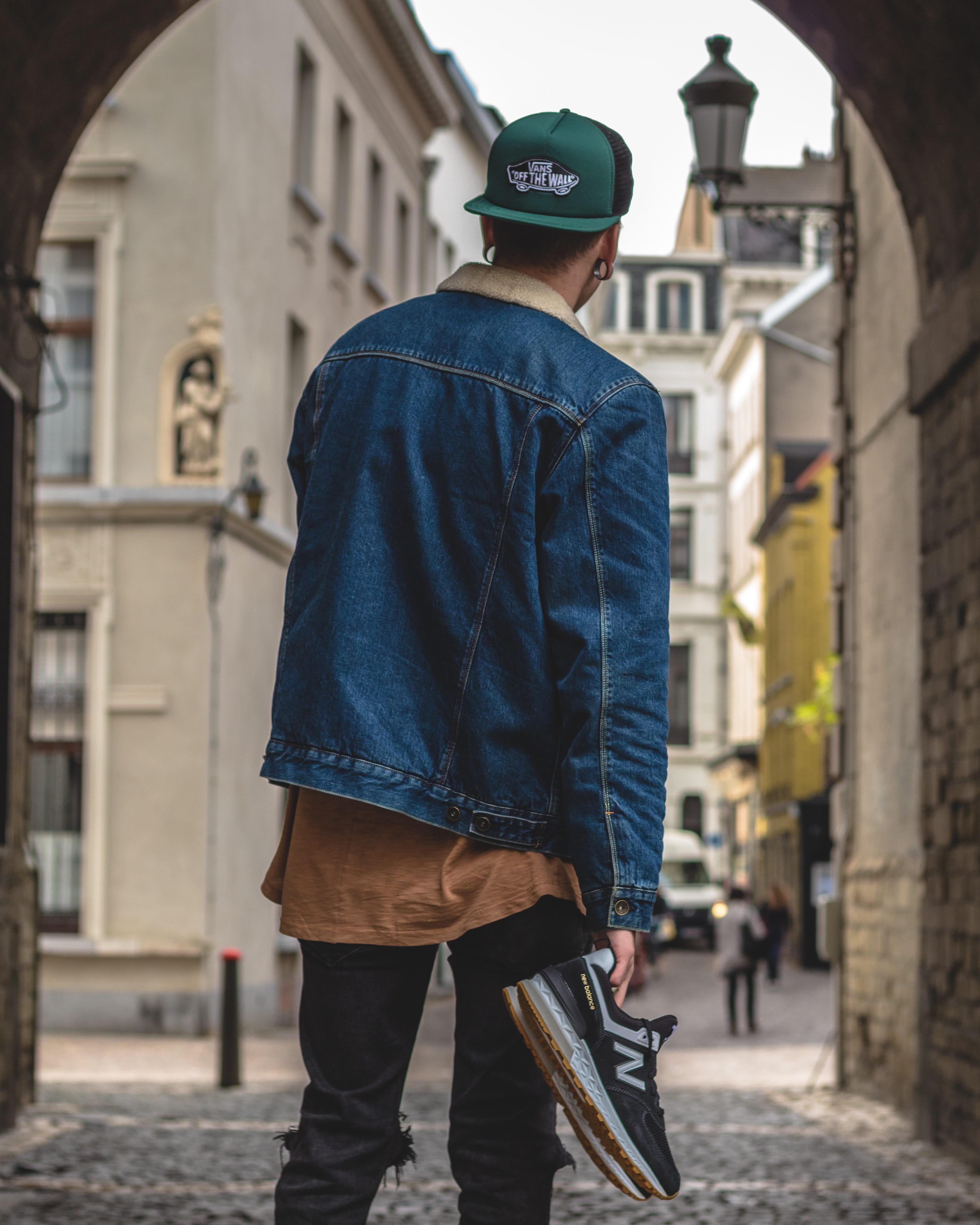 rear view, built structure, 4K, city, leisure activity, clothing, bokeh, road, men, alley, cap, lifestyles, shoes, standing, riding boot, building exterior, Phone HD Wallpaper