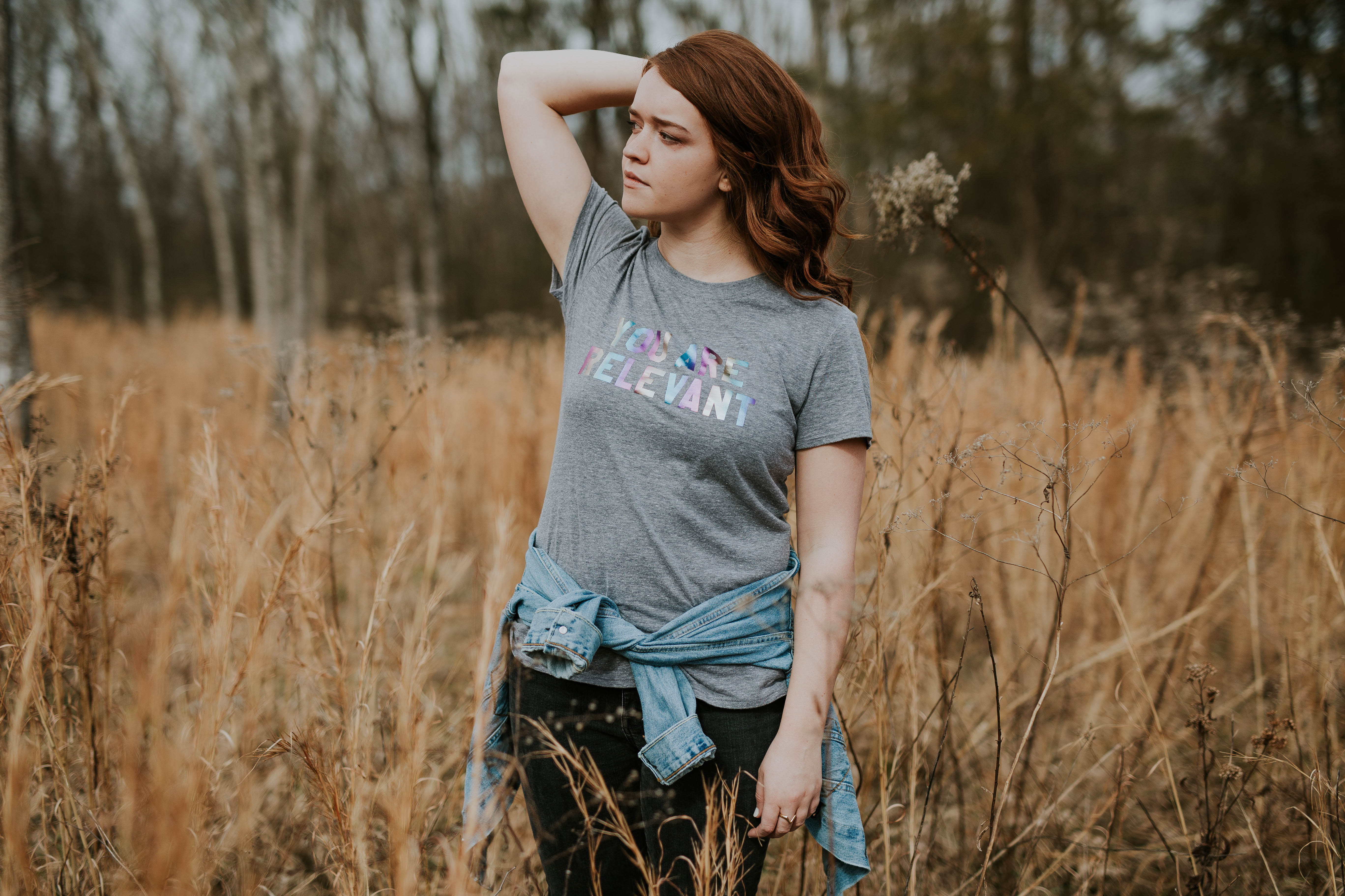 contemplation, day, brown, red head, neck, focus, 5K, teenager, tee, gray, wheat, plant, beautiful woman, grass, one person, female, three quarter length, HD Wallpaper