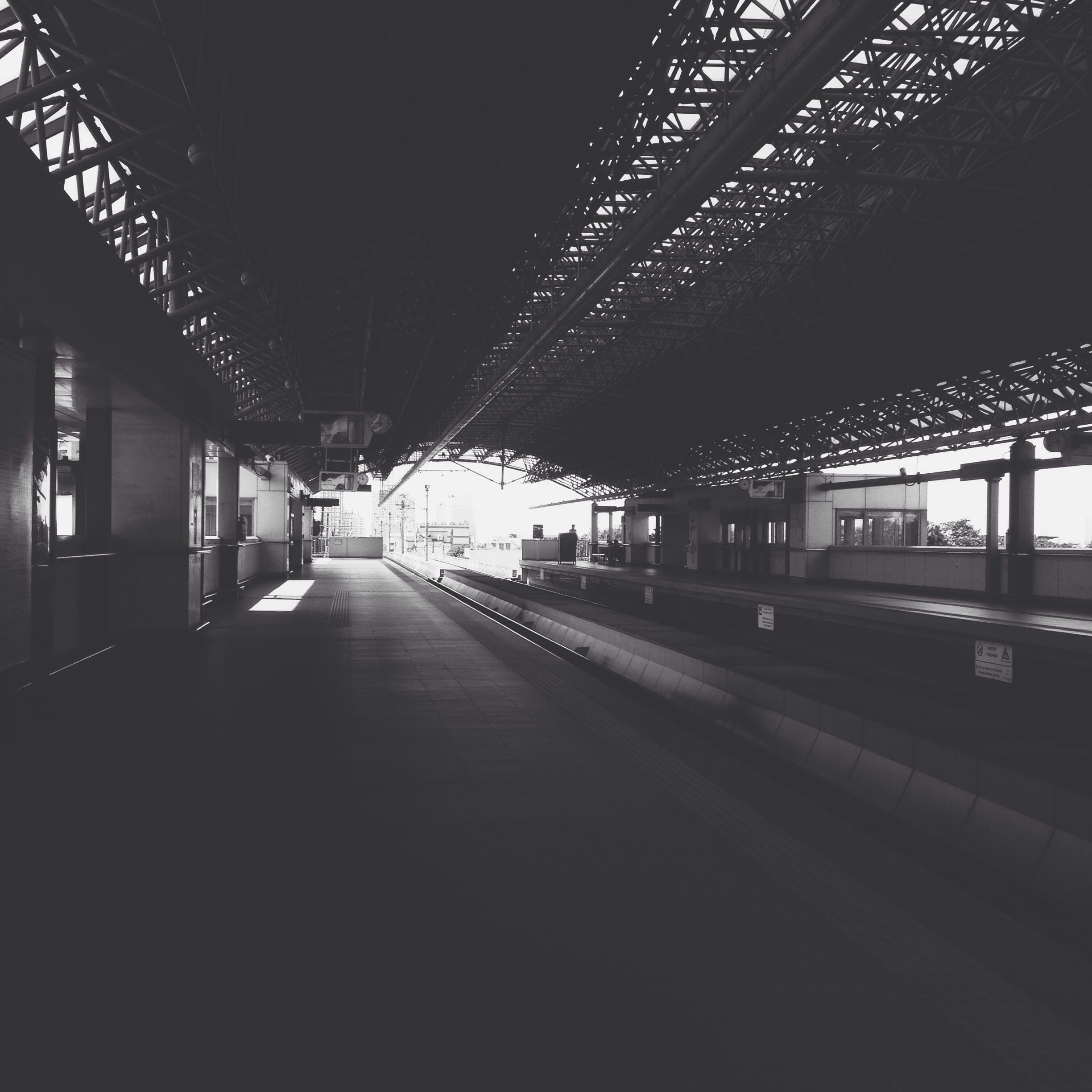 diminishing perspective, train, railroad track, transportation, station, modern, transport, railroad station, cavernous, railway, direction, commute, ceiling, Phone HD Wallpaper