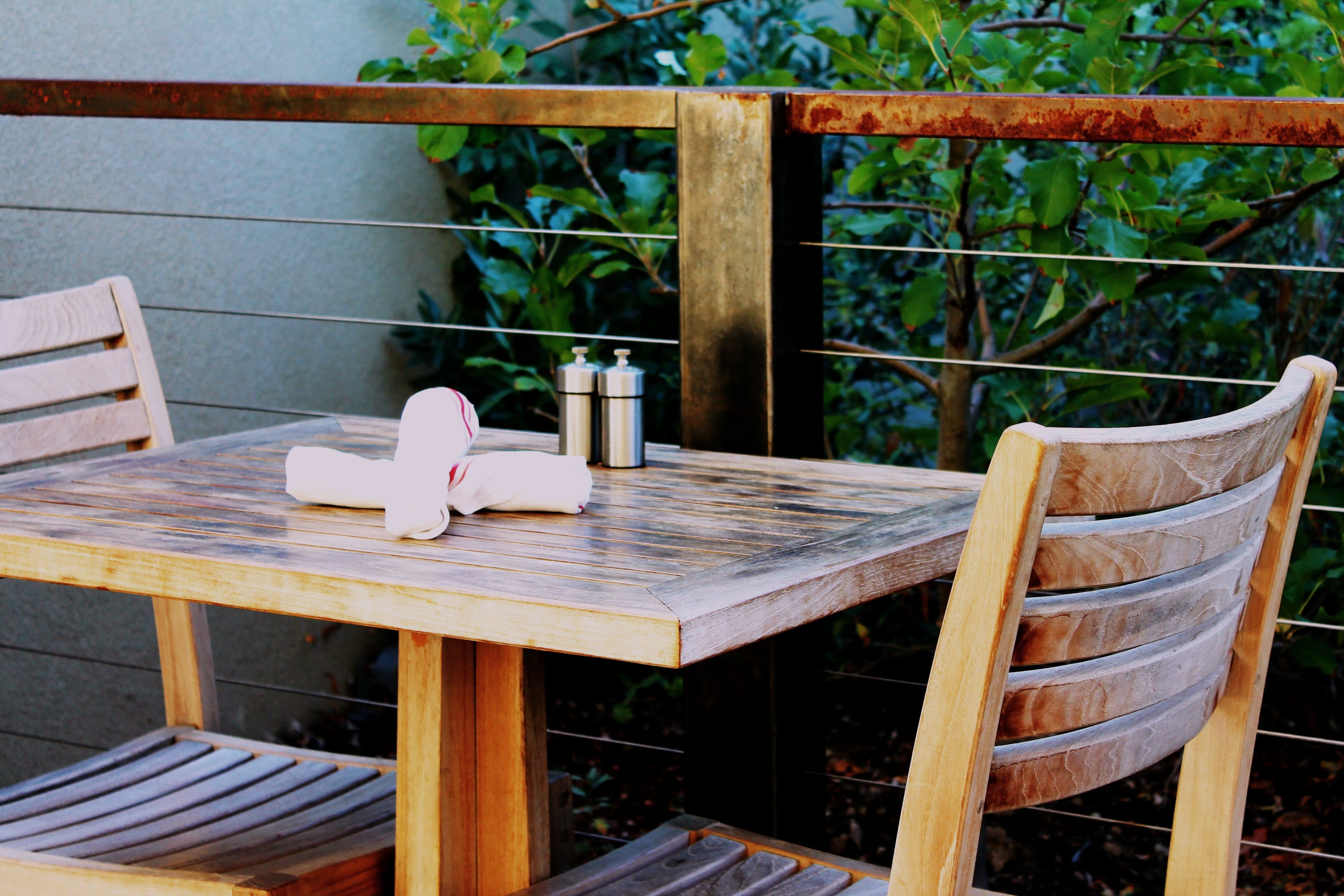outdoor seating, railing, bistro, architecture, outdoor furniture, mug, seat, lunch, brown, table and chairs, amber avalona, chair, wood - material, cup, HD Wallpaper