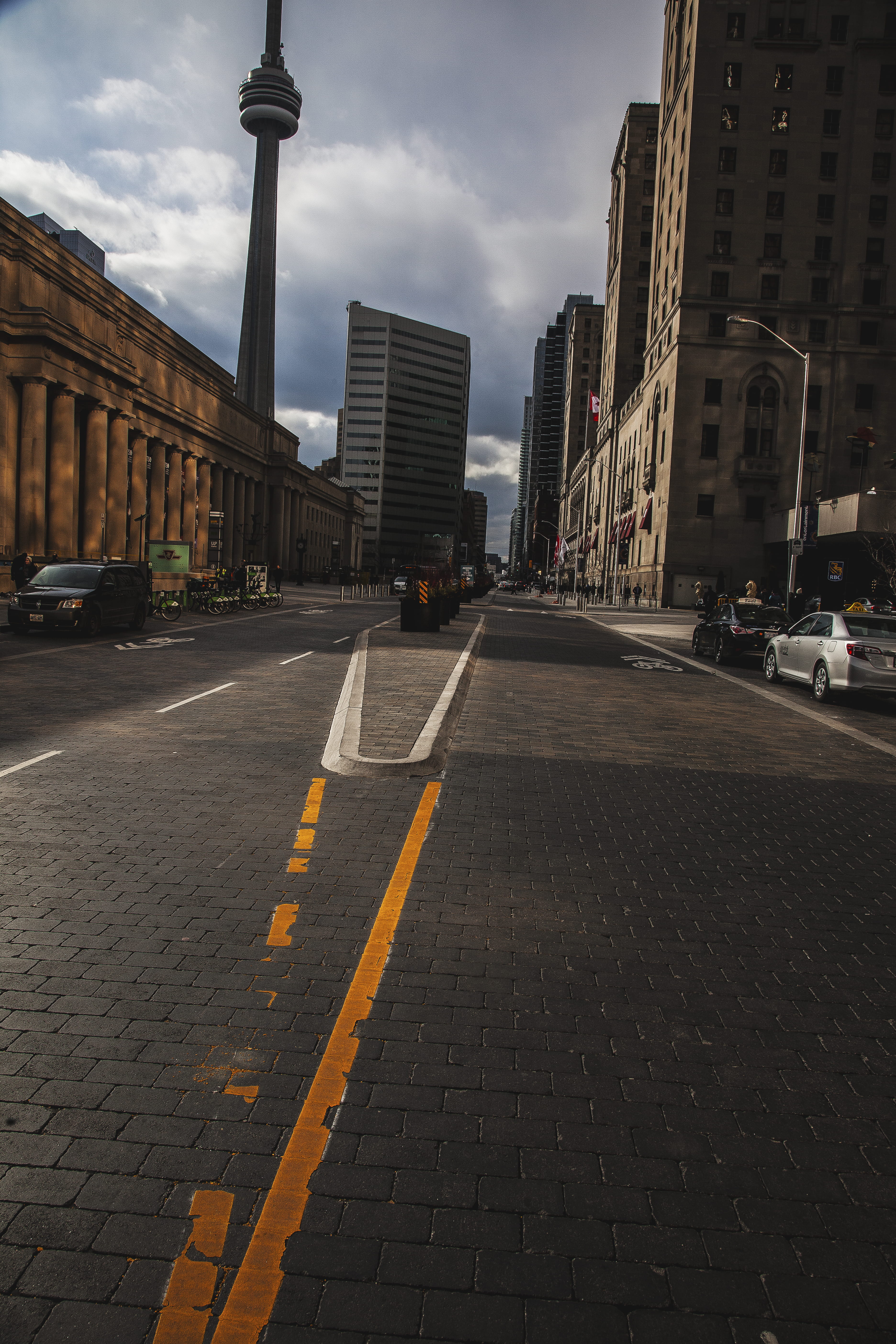 building, city street, the way forward, summer, path, surface level, ontario, 5K, walk, sky, street, direction, marking, no people, spring, road, car, Phone HD Wallpaper