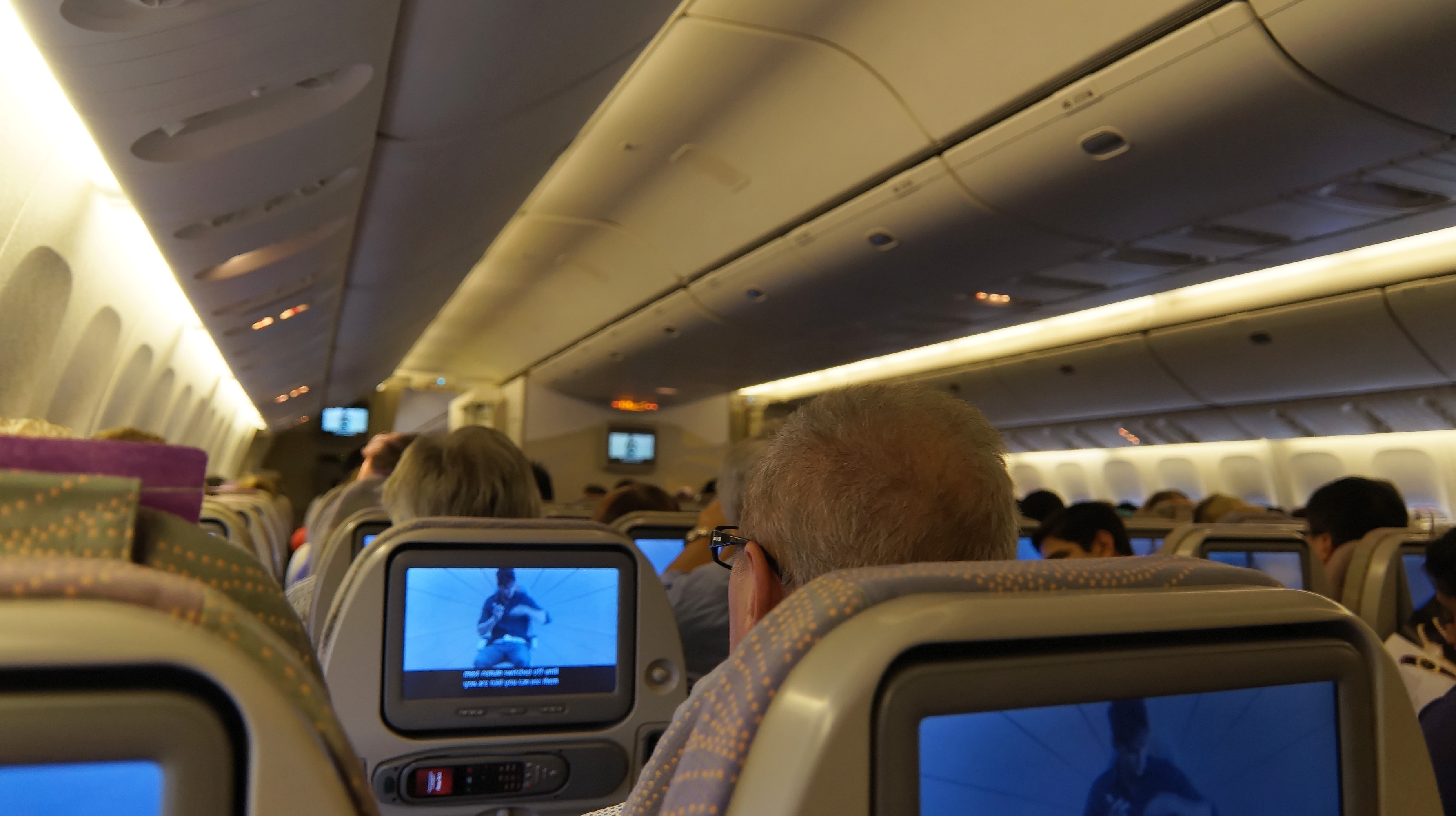 travel, flight, seat, commercial airplane, device screen, flying, vehicle seat, incidental people, mode of transportation, real people, holiday, flyer, HD Wallpaper