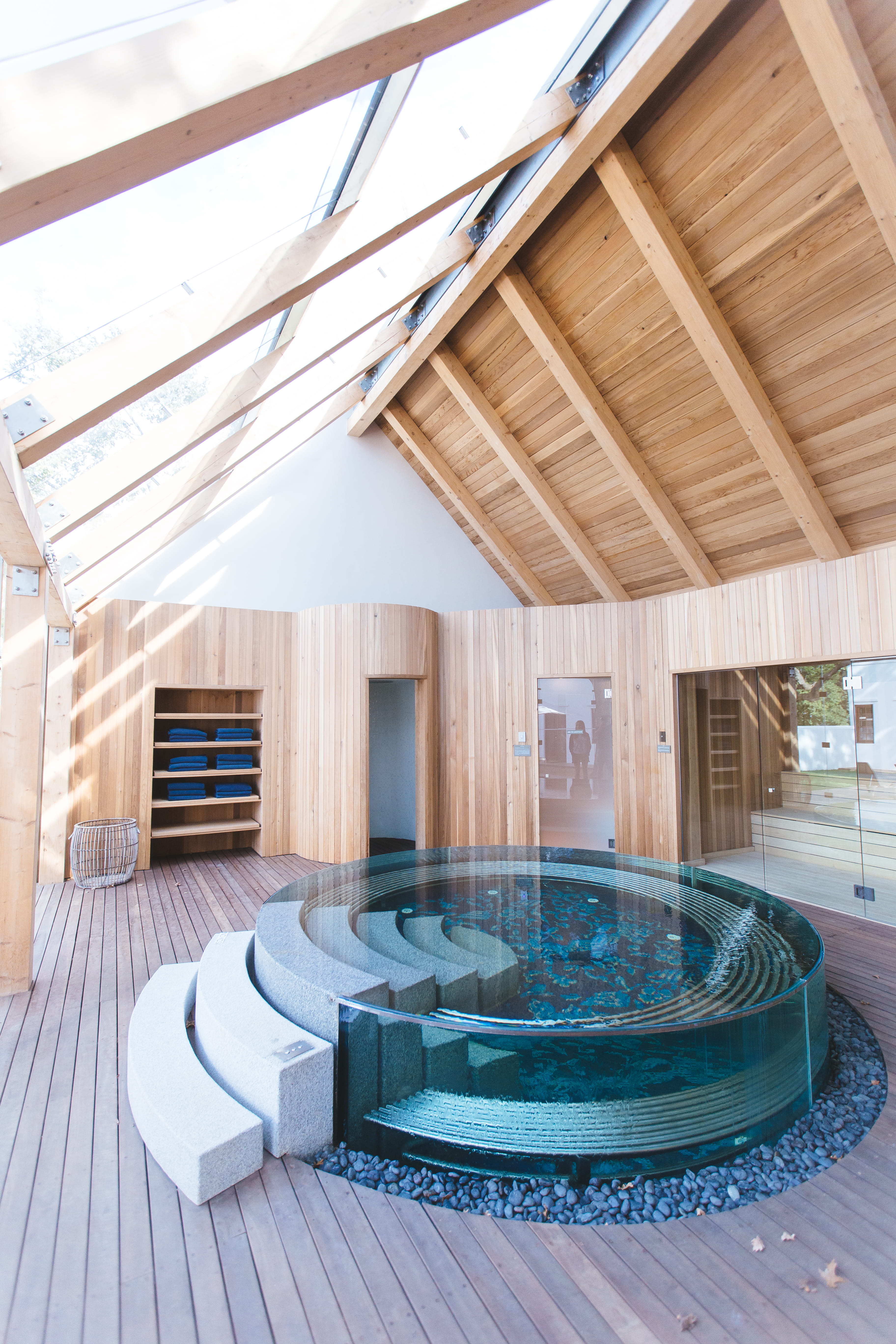 flooring, indoor, built structure, people, furniture, water, hot tub, no people, swimming pool, curtain, fit, 5K, tub, hotel, spa, ceiling, wood - material, Phone HD Wallpaper
