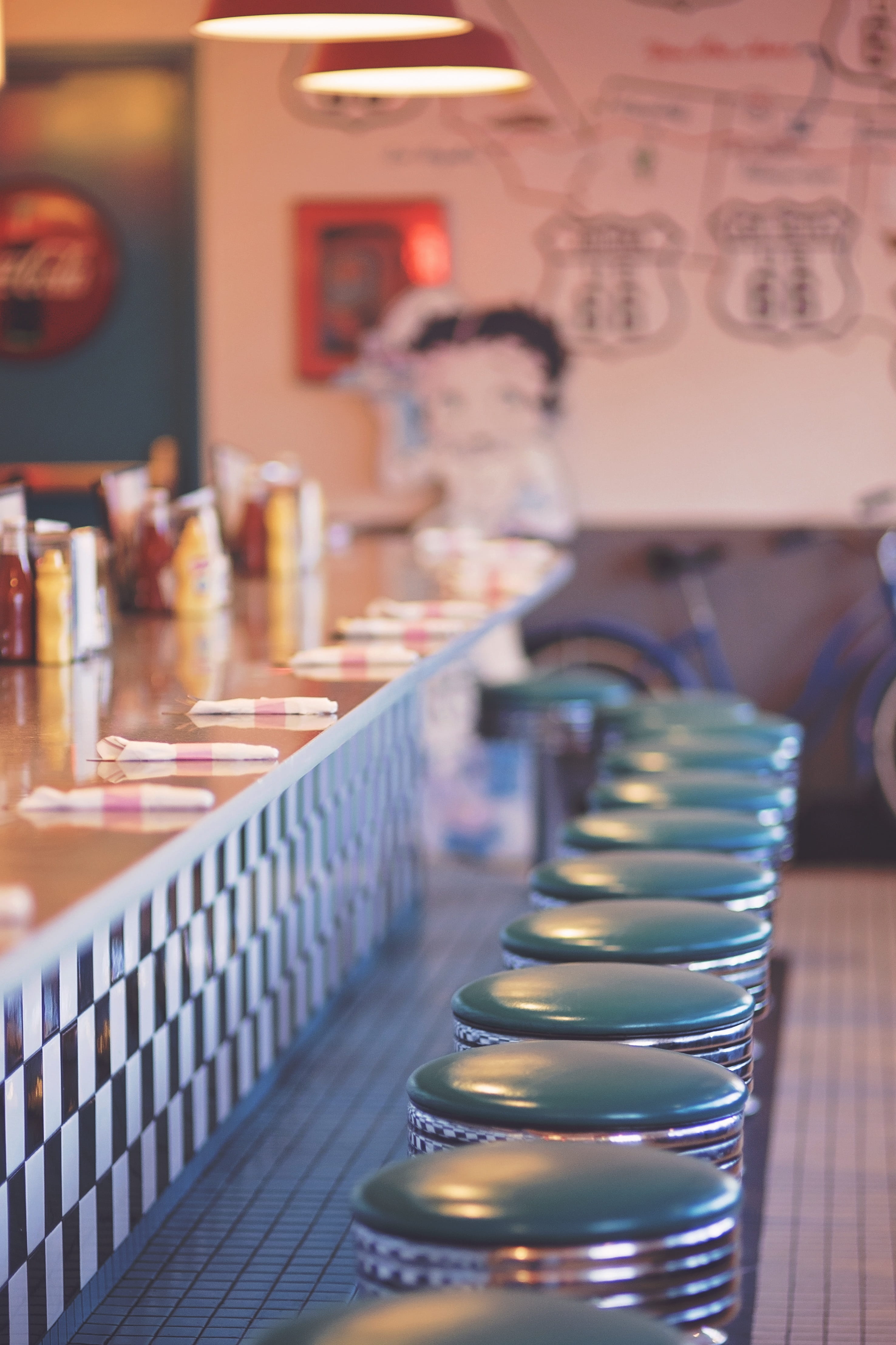 glass, eat, wild west, Diner, dinner, dive, Route 66, neon, cafe, west, Betty Boop, seat, usa, drink, business, Retro, order, wood - material, table, vintage, Phone HD Wallpaper