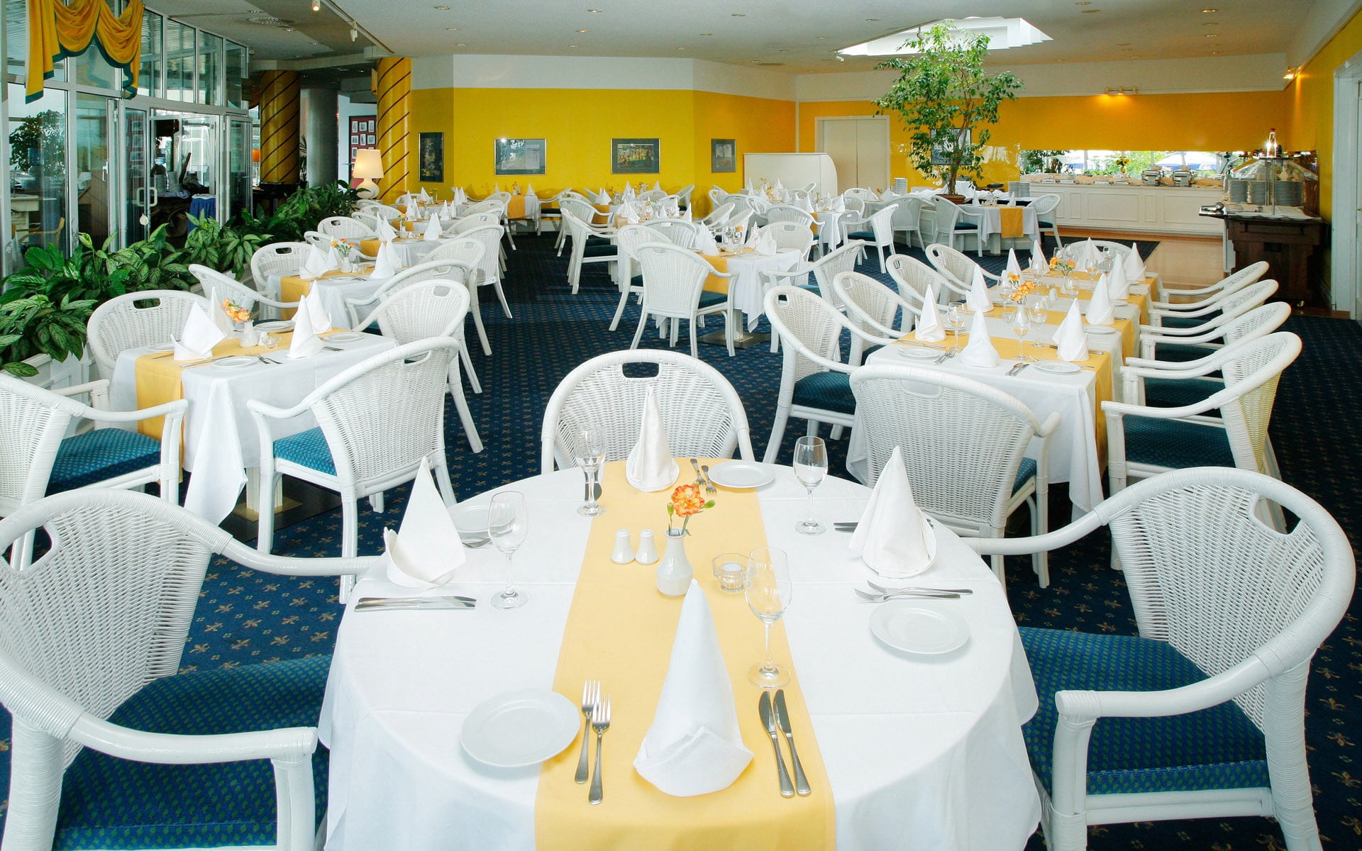 1080P, food and drink, silverware, in a row, yellow, cafe, outdoors, decoration, white color, restaurant, wedding, plate, round, illuminated, elegance, HD Wallpaper