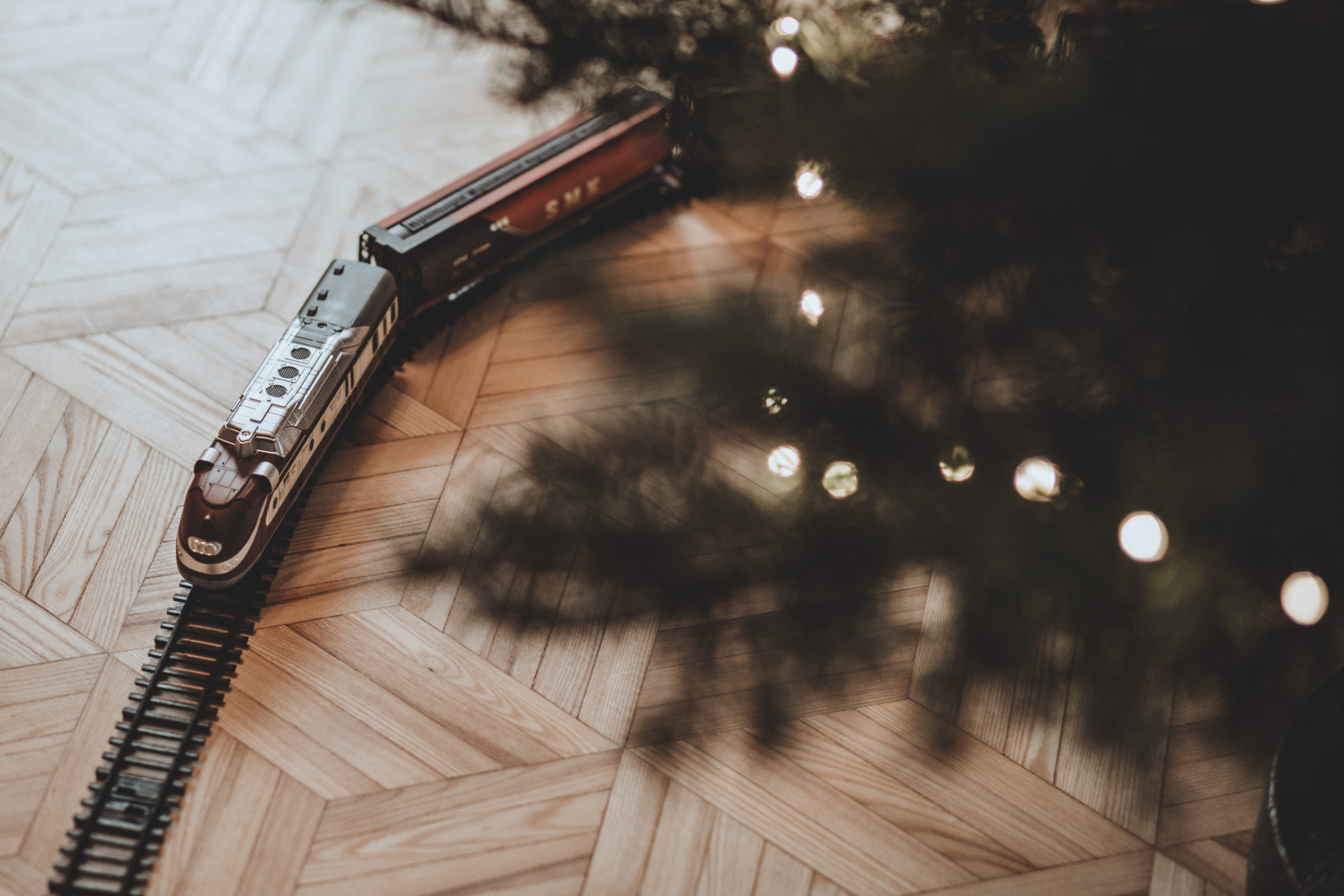 night, christmas tree, christmas lights, decoration, white, nature, 4K, arts culture and entertainment, indoors, flooring, christmas, light, musical equipment, HD Wallpaper