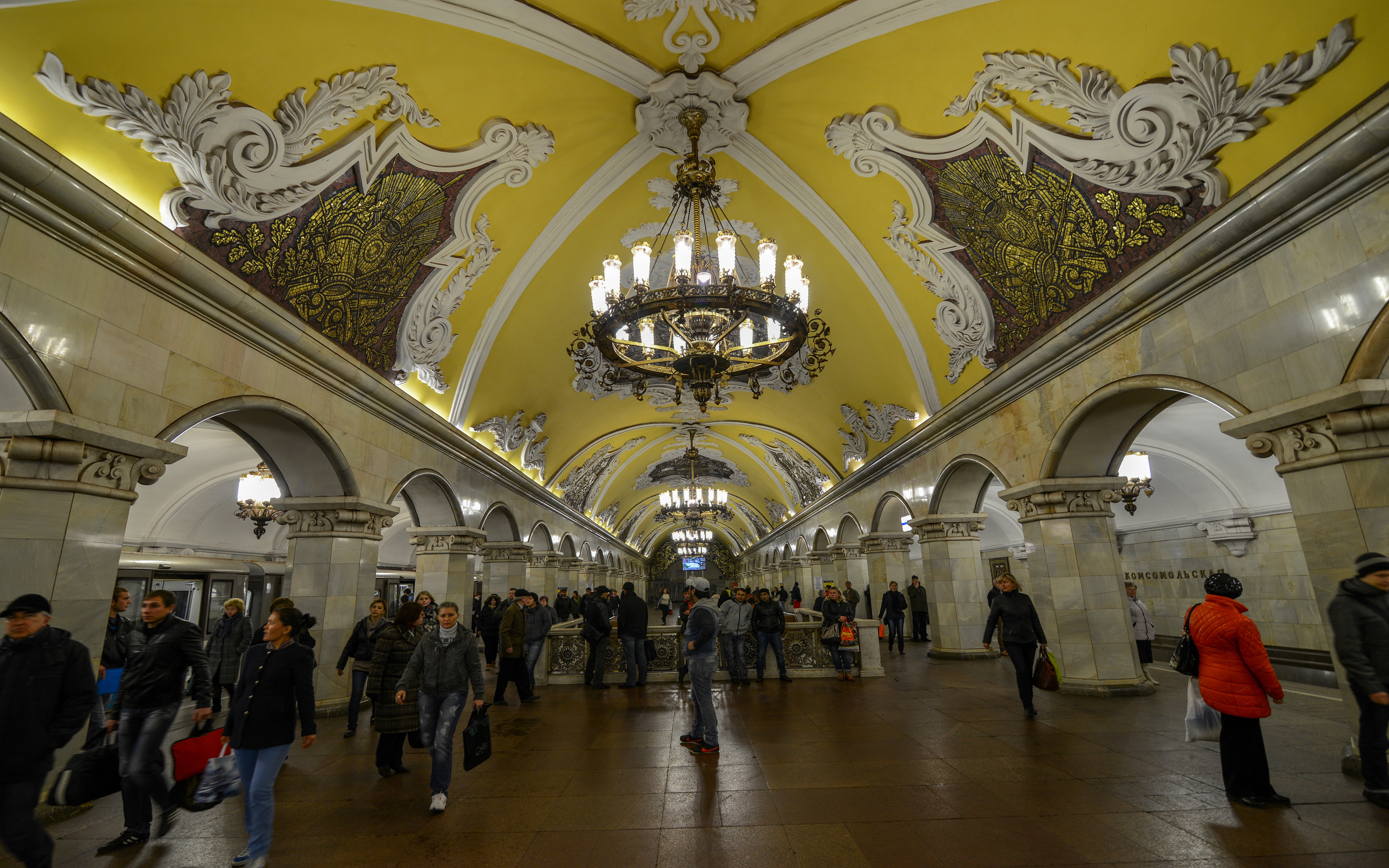 men, arch, moscow, travel destinations, crowd, komsomolskaya, indoors, real people, flooring, architectural column, architecture, built structure, station, HD Wallpaper