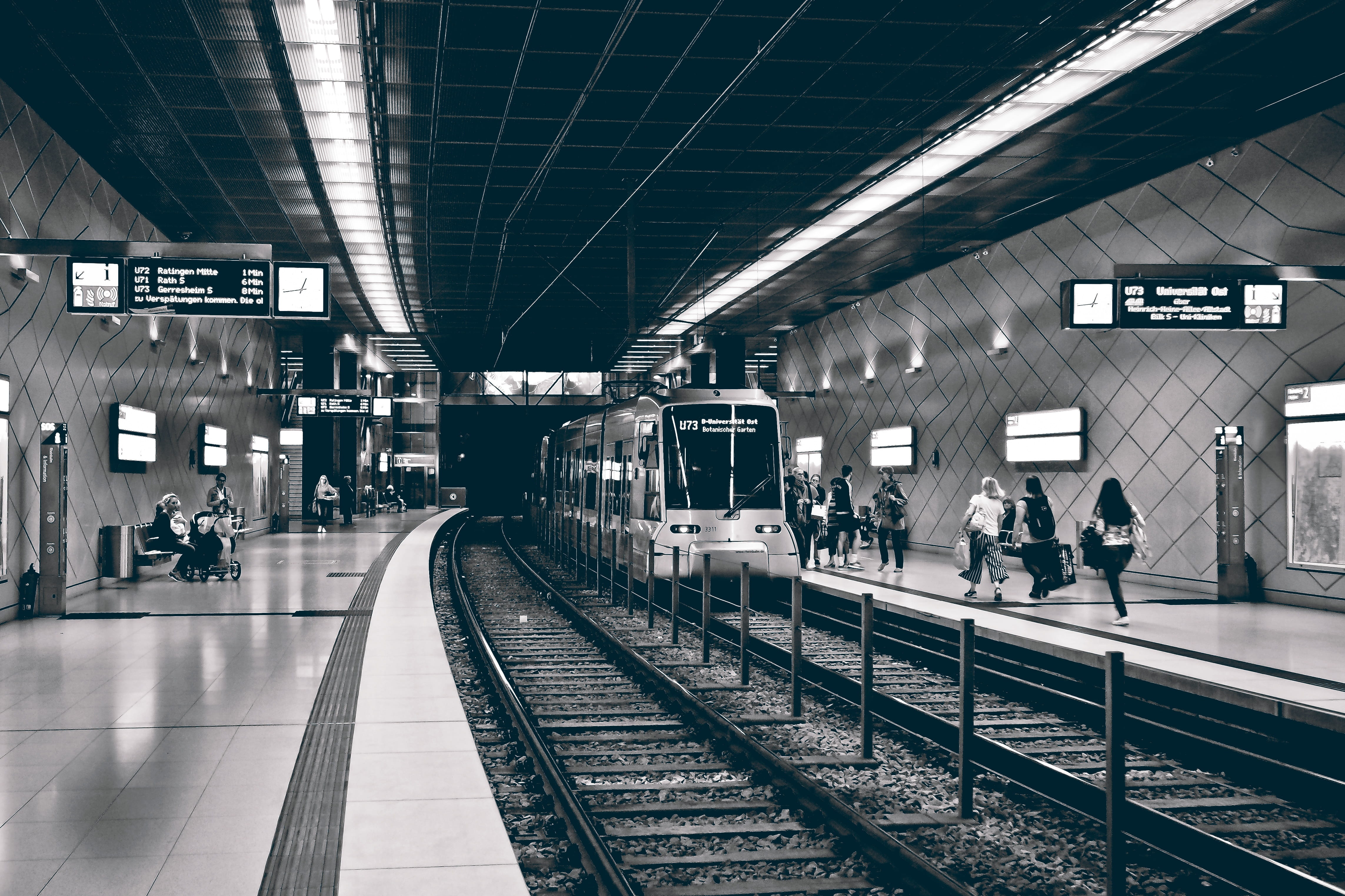 real people, indoors, platform, railroad station platform, lifestyles, black white, railway station, waiting, large group of people, public transportation, HD Wallpaper