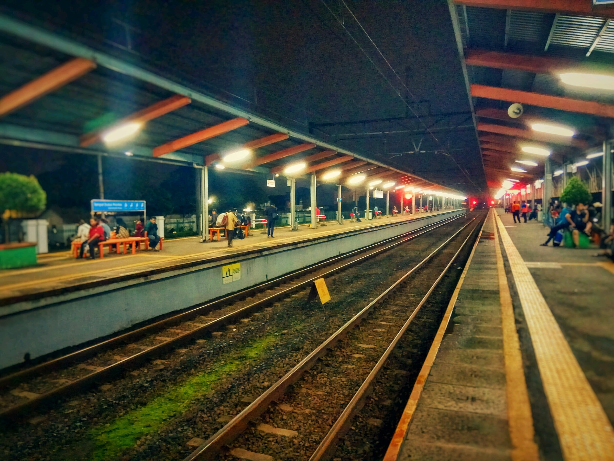 lifestyles, track, passenger, senja, mode of transportation, platform, outdoors, rail transportation, waiting, light, night, railroad station platform, HD Wallpaper