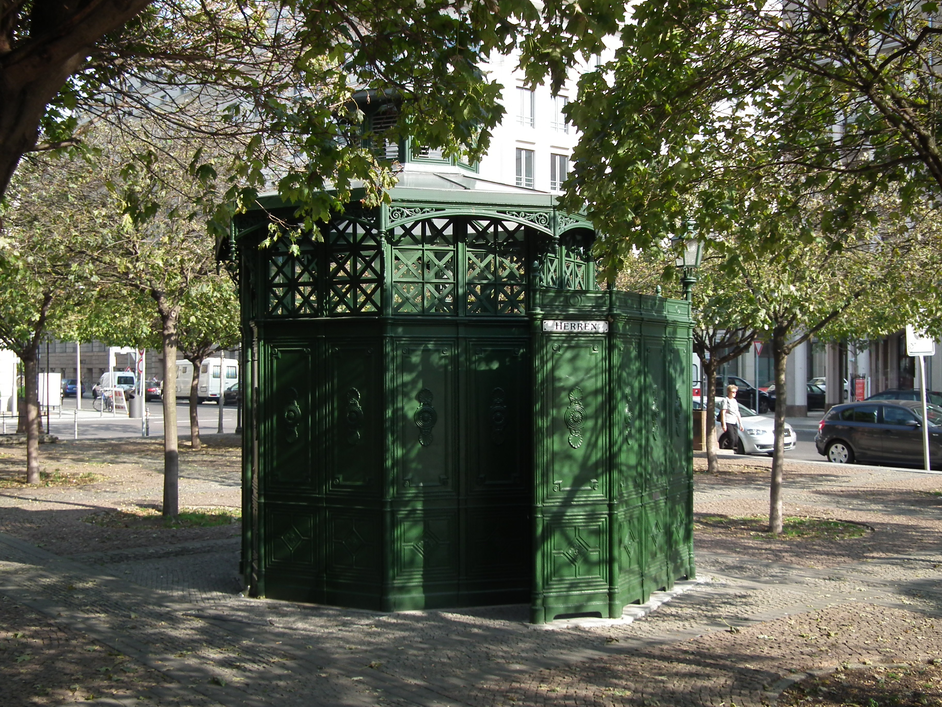 sign, outdoors, day, growth, street, city, building exterior, 2K, communication, built structure, no people, text, park, berlin, nature, tree, green color, HD Wallpaper