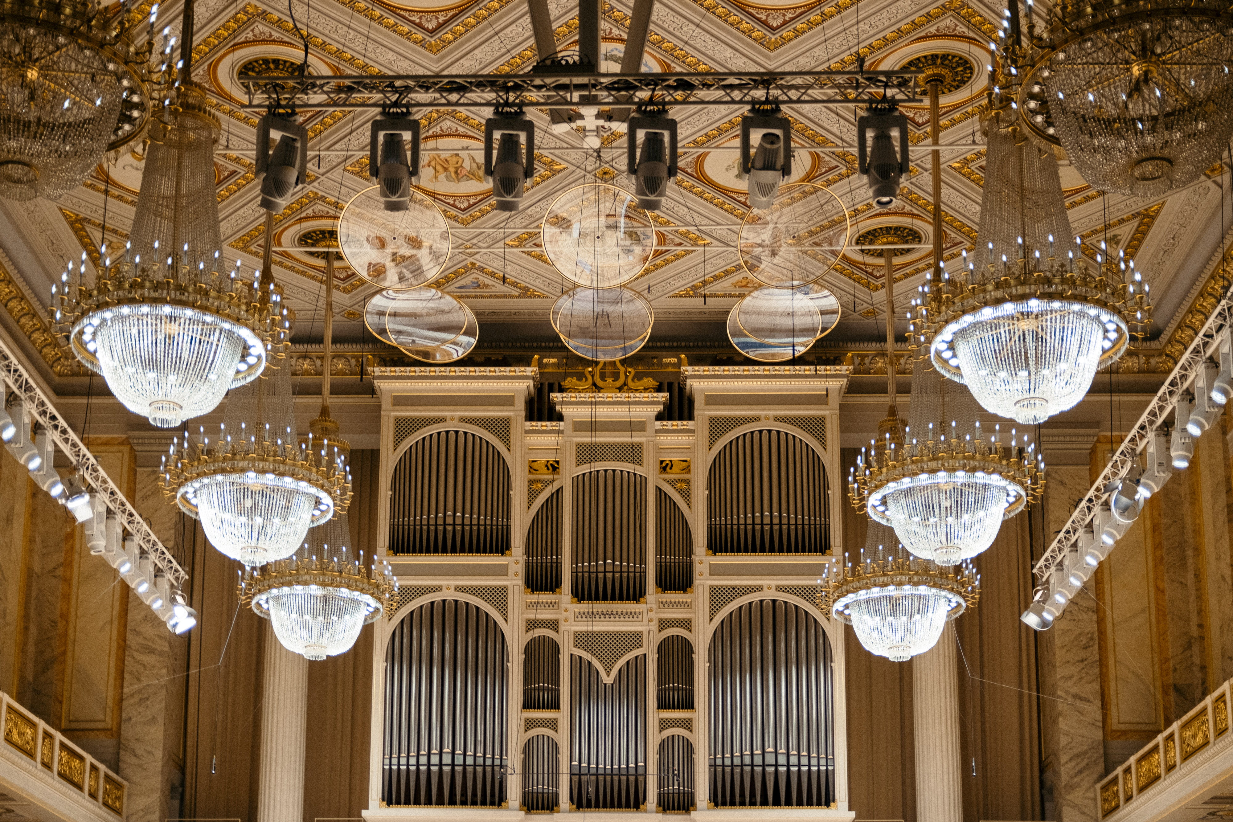 lighting equipment, upper class, organ, built structure, elegance, building, university, architectural column, travel, konzerthaus, antique, concert, hall, HD Wallpaper