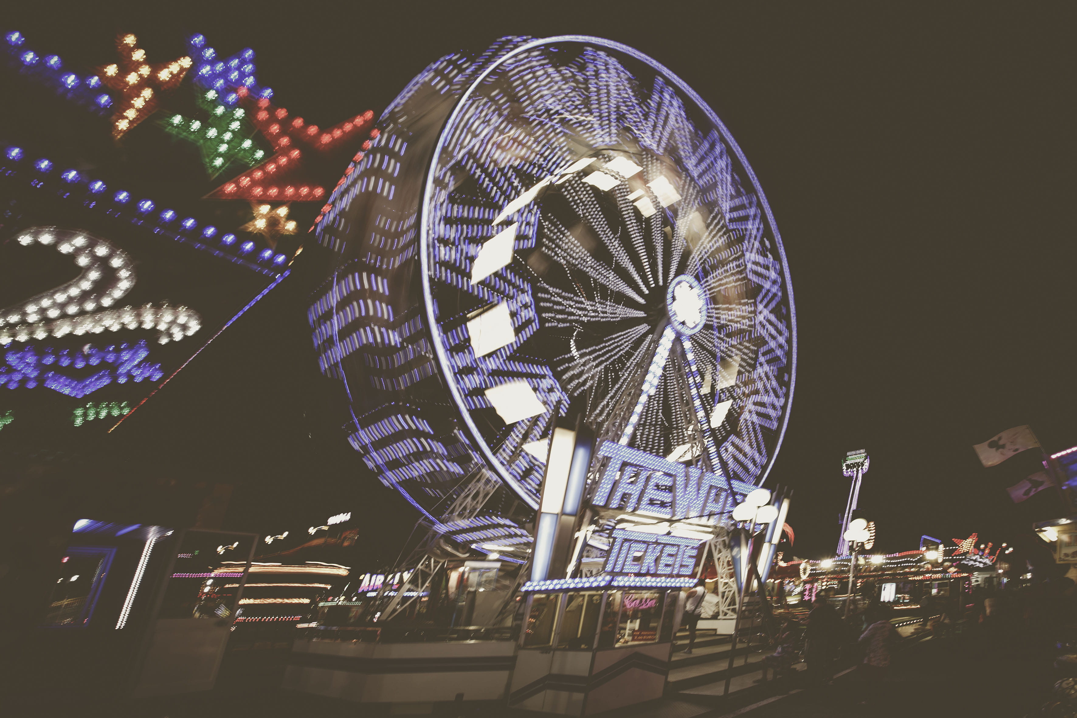 town, ferris wheel, building, lights, machine, no people, lighting, plant, circle, architecture, carnival, illuminated, purple, aloe, alloy wheel, nightlife, HD Wallpaper
