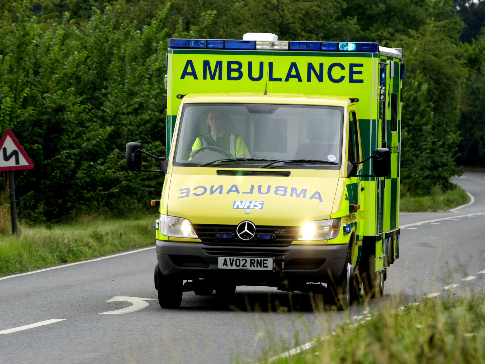 2000, firetruck, sprinter, benz, 720P, uk spec, emergency, mercedes, ambulance, HD Wallpaper