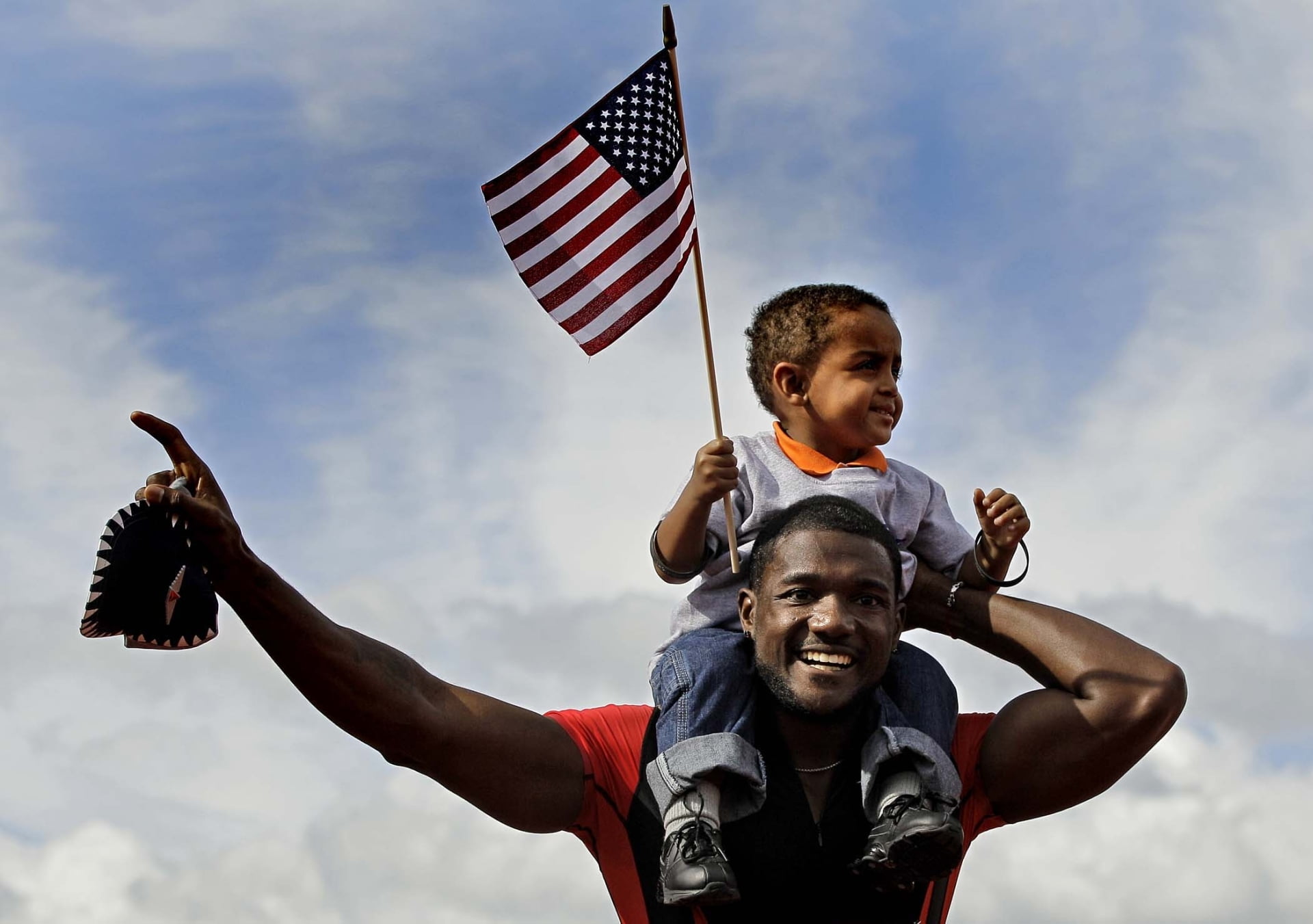 happiness, black, runner, the sky, child, African Americans, sky, people, day, athlete, two people, boy, holding, male, cloud - sky, Sprinter, emotion, HD Wallpaper