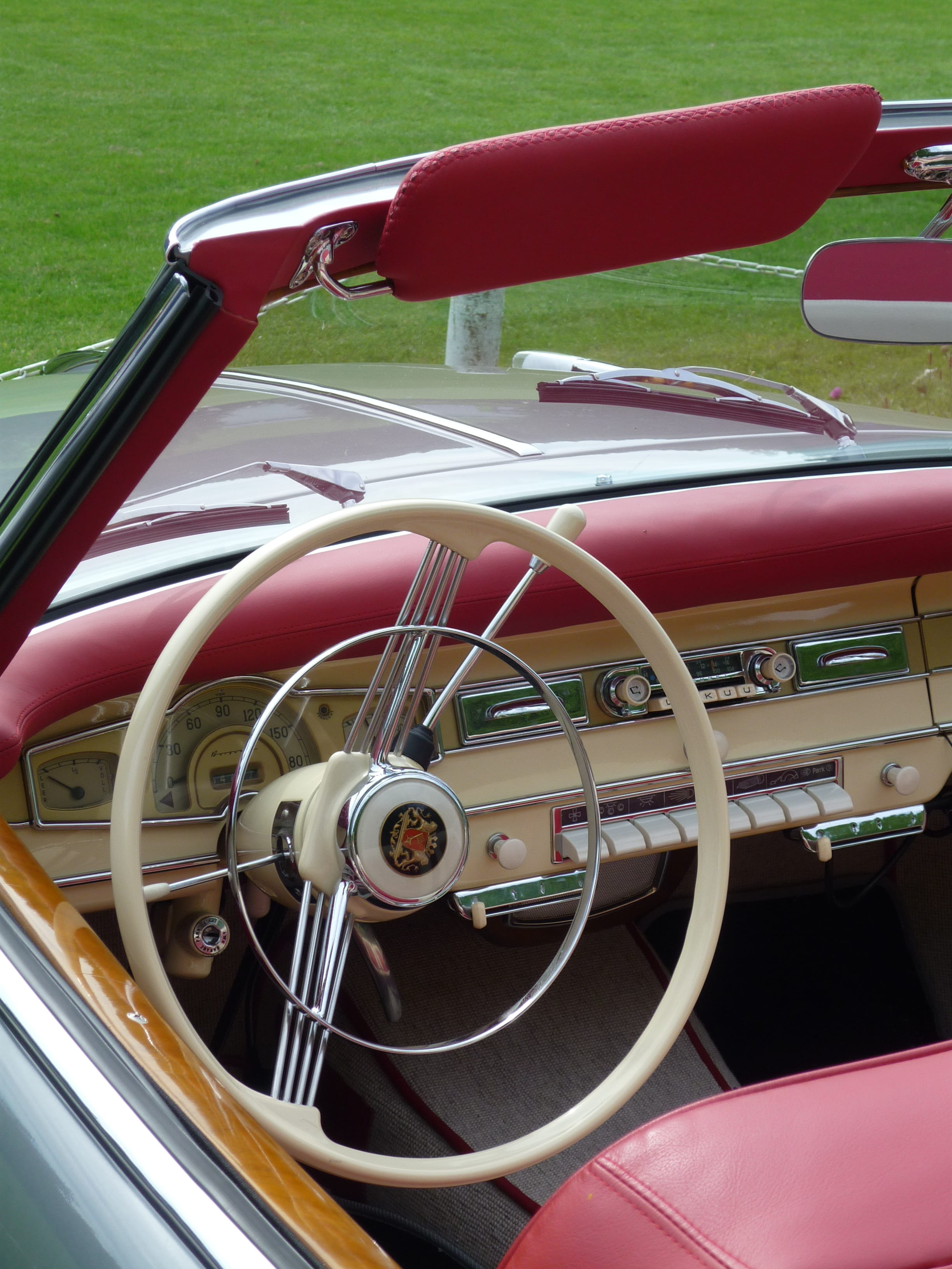 vintage car, metal, wheel, 2K, convertible, land vehicle, windshield, outdoors, auto, stationary, american, mode of transportation, steering wheel, retro styled, Phone HD Wallpaper
