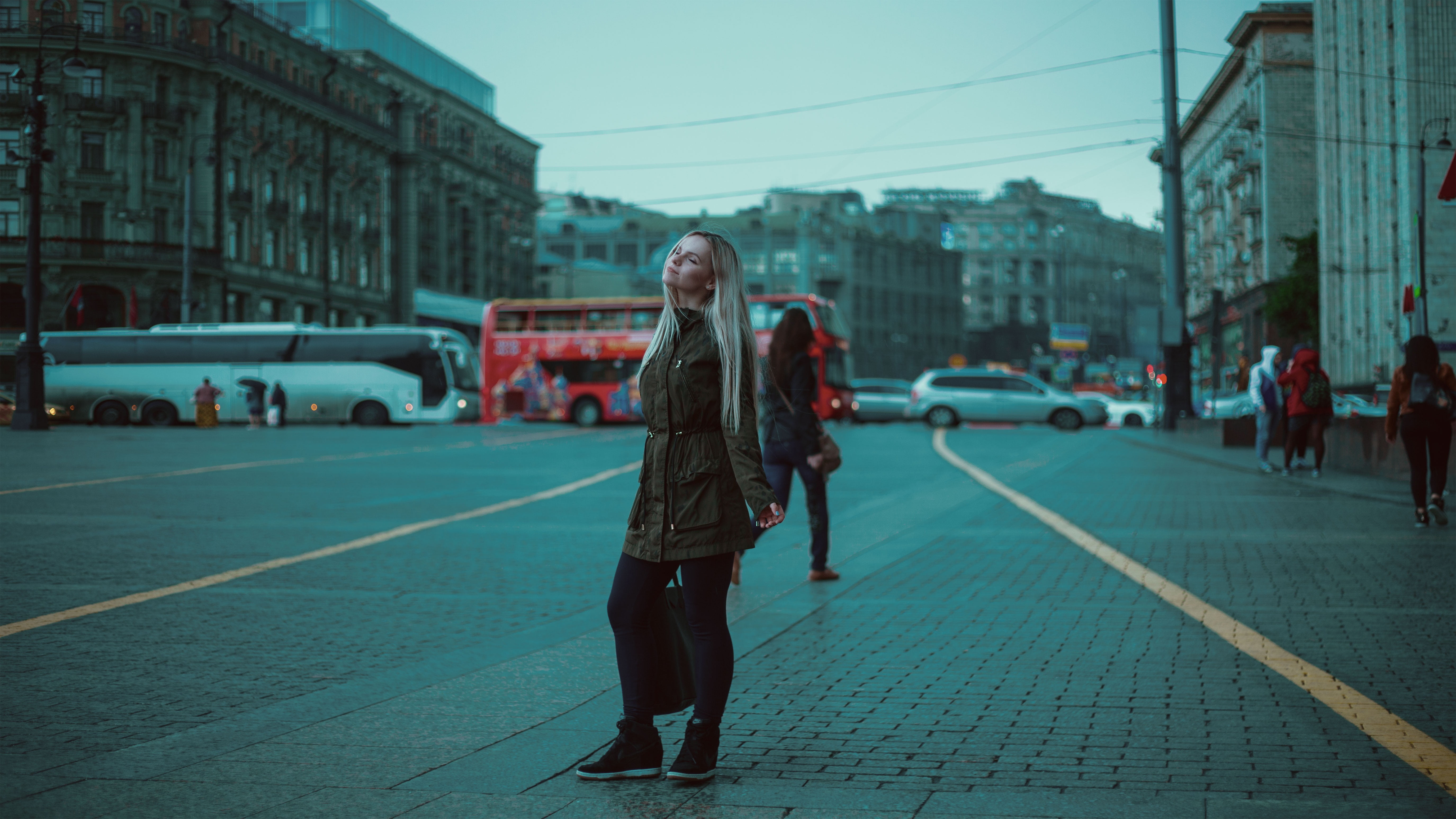 urban Scene, passing, women, beside, females, mode of transportation, walking, casual clothing, city, city Life, girl, roof, the kremlin, building exterior, HD Wallpaper