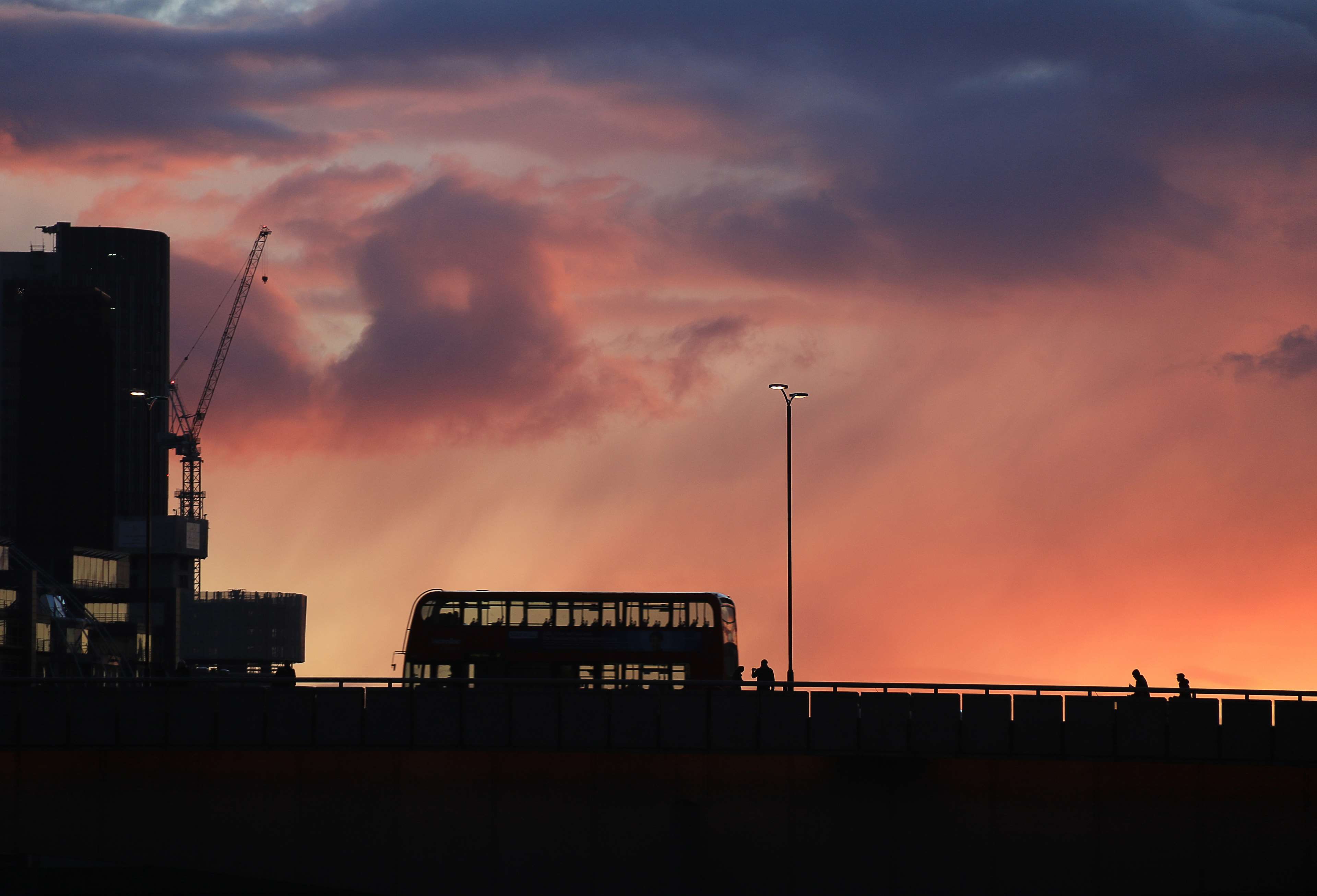 industry, 4K, bus, building exterior, architecture, low angle view, building, crane, city, no people, sunset, built structure, sky, united kingdon, outdoors, HD Wallpaper