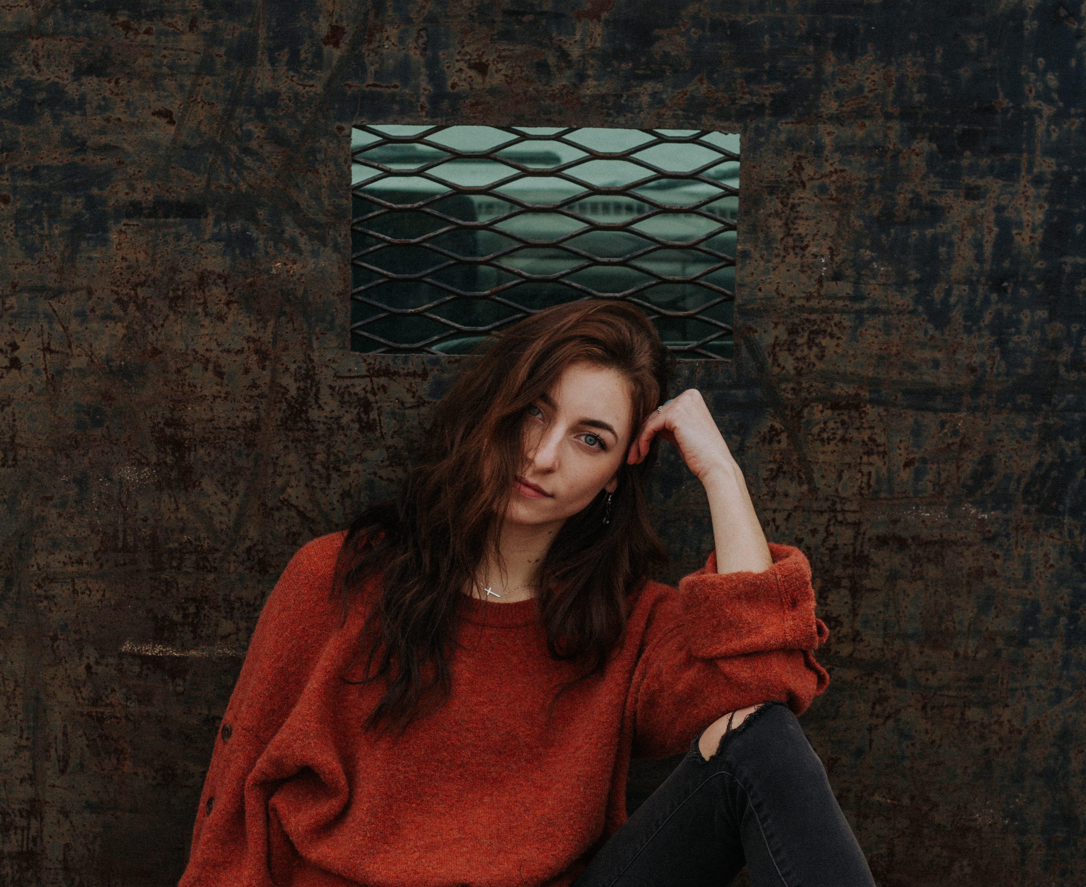 woman, looking at camera, one person, portrait, 2K, sweatshirt, brick, arm, wall, hairstyle, beautiful woman, beauty, brown, contemplation, casual clothing, HD Wallpaper