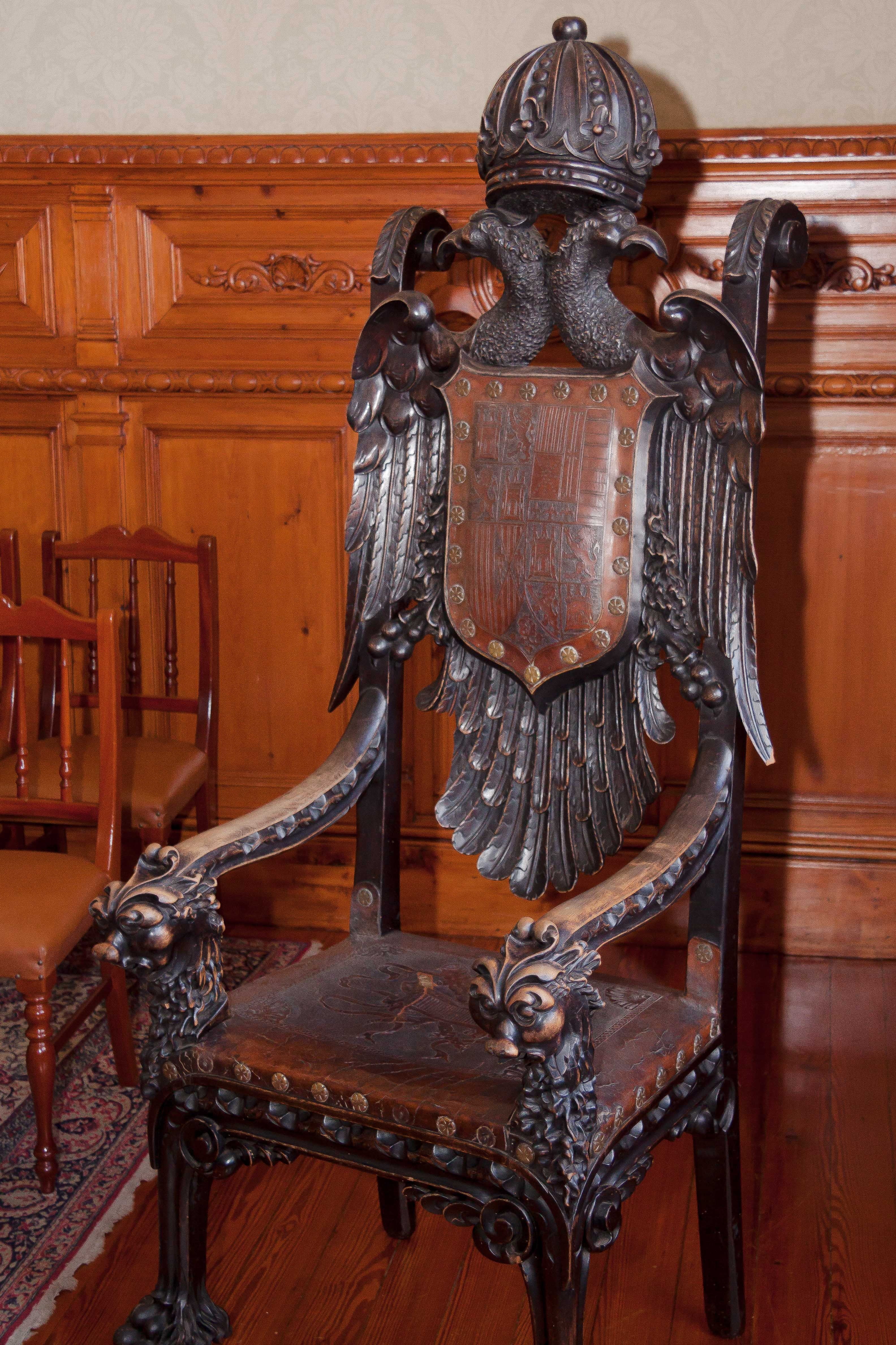 ornate, indoors, wood - material, adler, 4K, history, art and craft, no people, design, craft, carving, architecture, leather, antique, turned, pattern, Phone HD Wallpaper