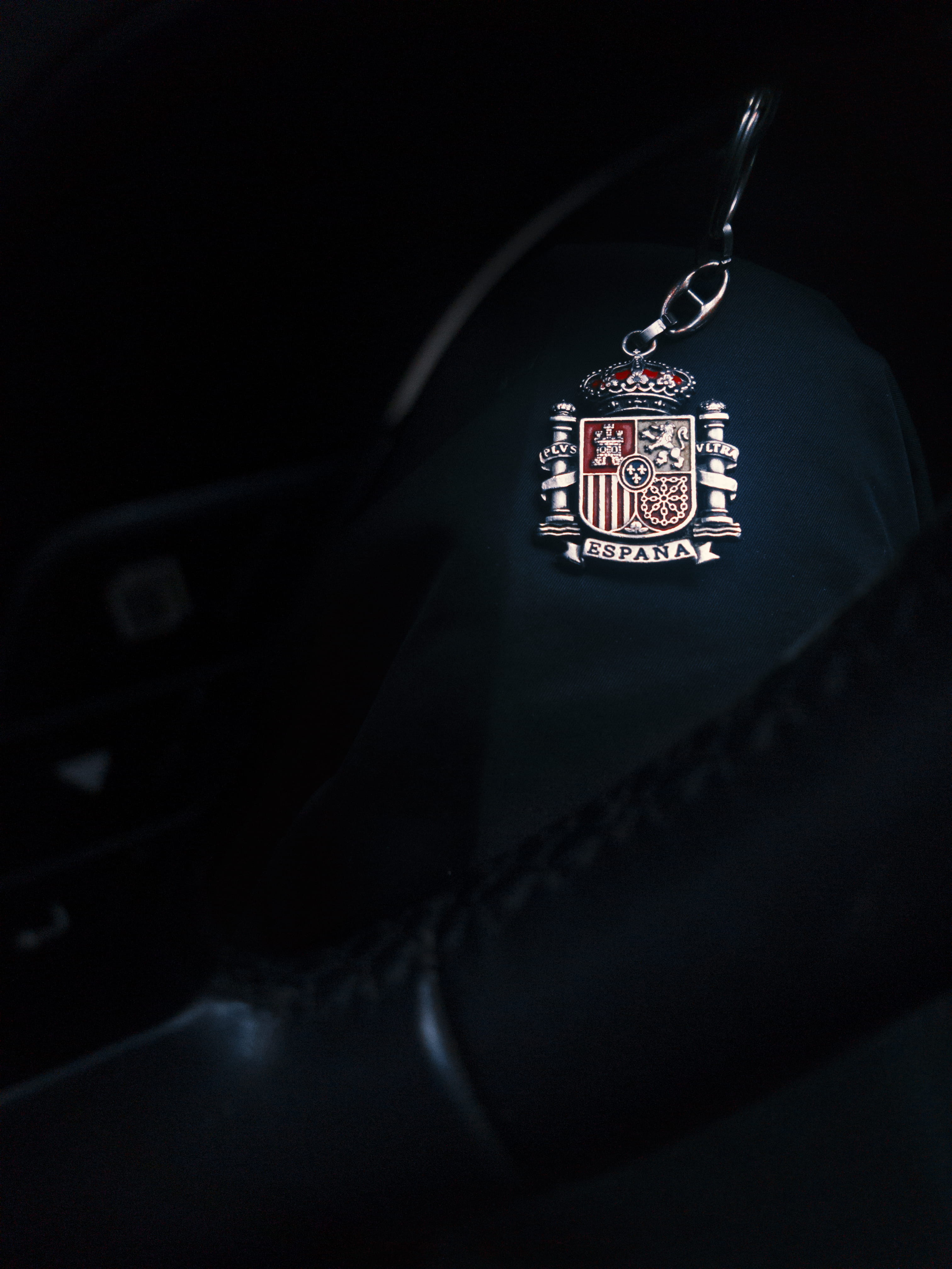 hanging, symbol, wheel, still life, españa, spain, jewelry, key, metal, dark, wealth, luxury, 4K, car, studio shot, art and craft, black color, flag, close-up, Phone HD Wallpaper