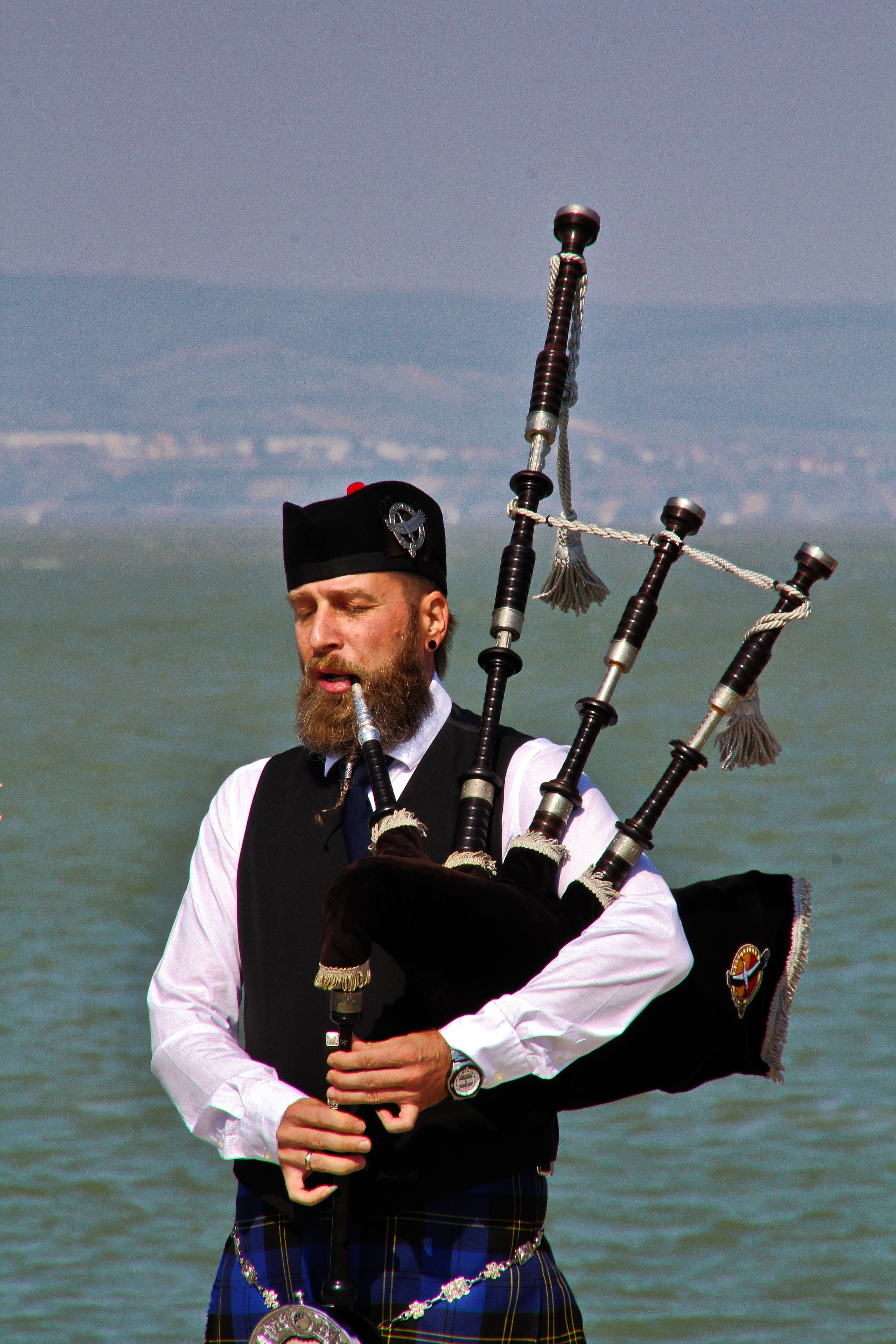 one person, 5K, outdoors, nature, water, bagpiper, culture, scotland, jock, bagpipes, sky, portrait, kilt, lifestyles, day, men, sea, waist up, checkered, Phone HD Wallpaper