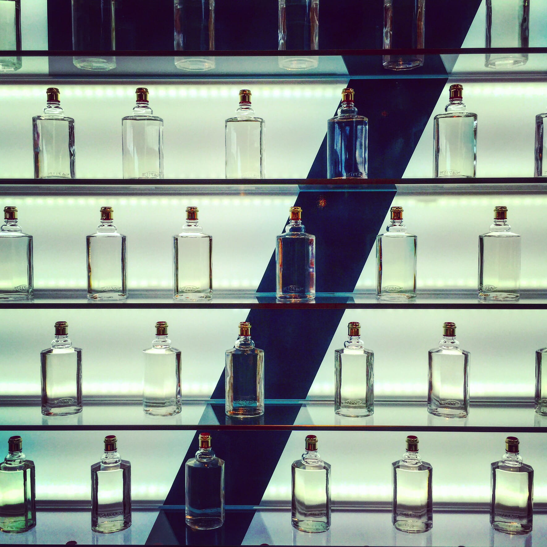 köln, arrangement, shelf, transparent, 720P, seven, laboratory, cologne bonn airport, 7, indoors, scientific experiment, healthcare and medicine, water, Phone HD Wallpaper