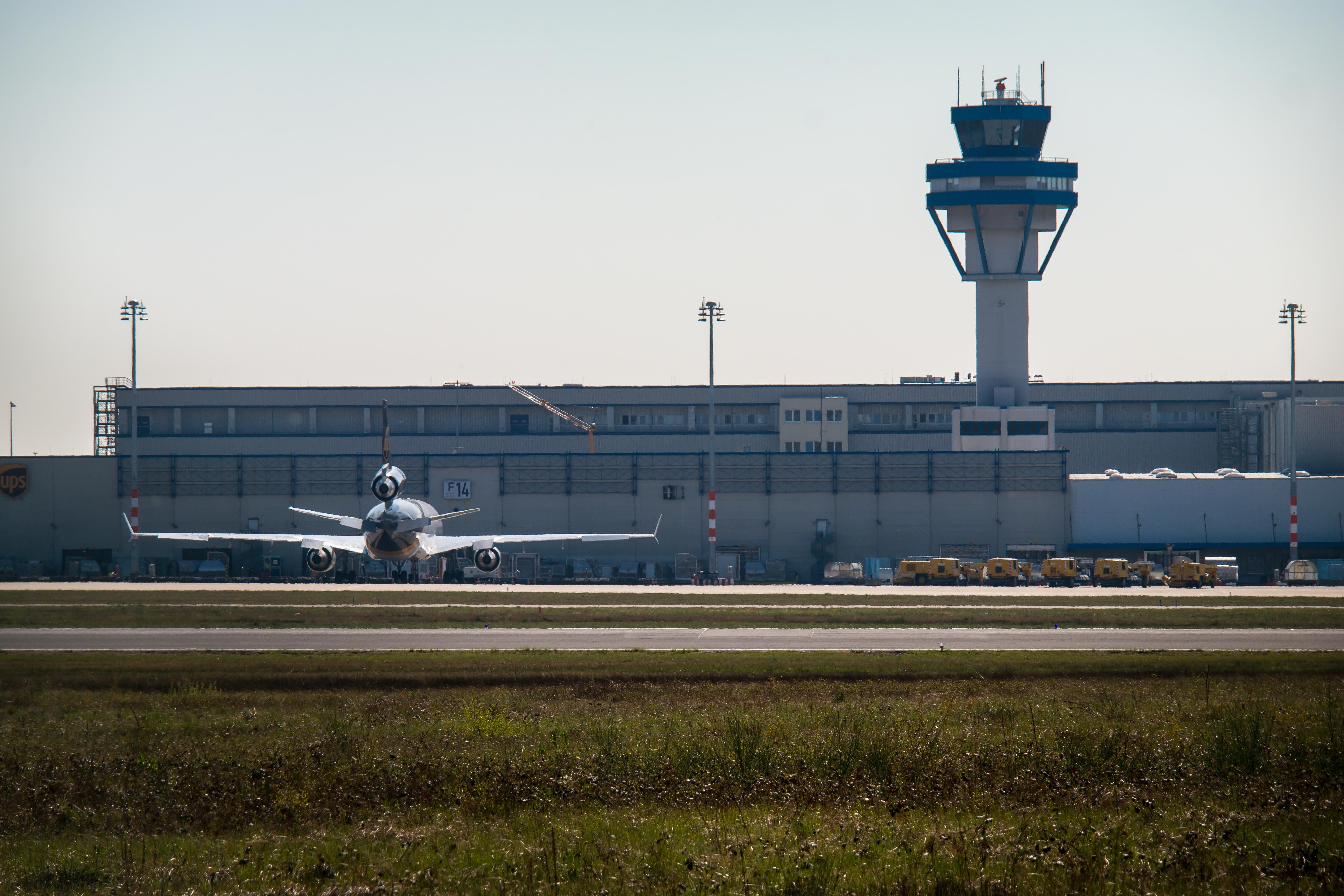 cologne bonn airport, mode of transportation, street light, runway, 5K, travel, cargo aircraft, transportation, public transportation, air cargo, day, HD Wallpaper