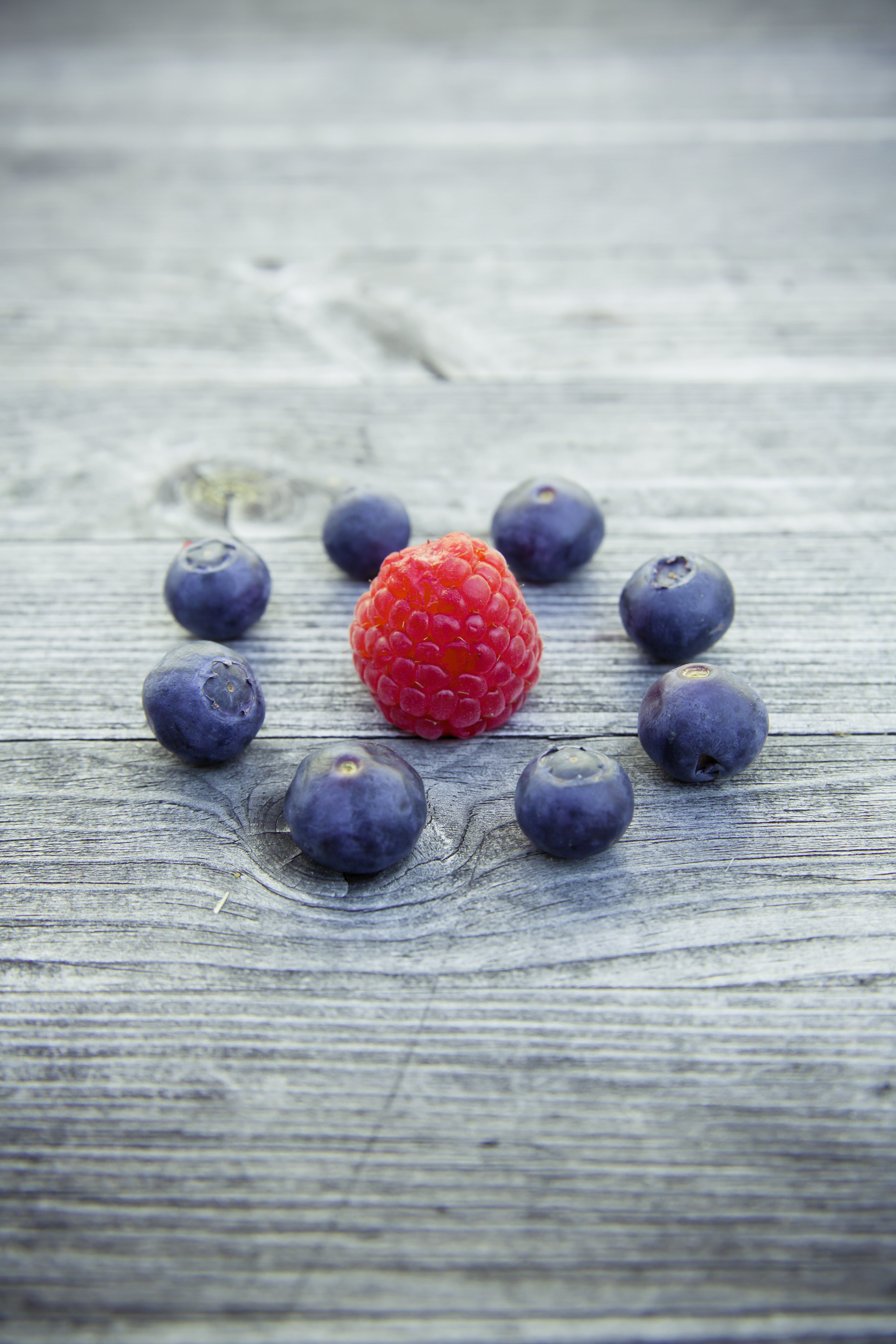 frisch, sweet, healthy, blueberry, neo-urban, wild berry, wood - Material, delicious, organic, wellbeing, raspberries, eat, still life, ripe, refreshment, Phone HD Wallpaper