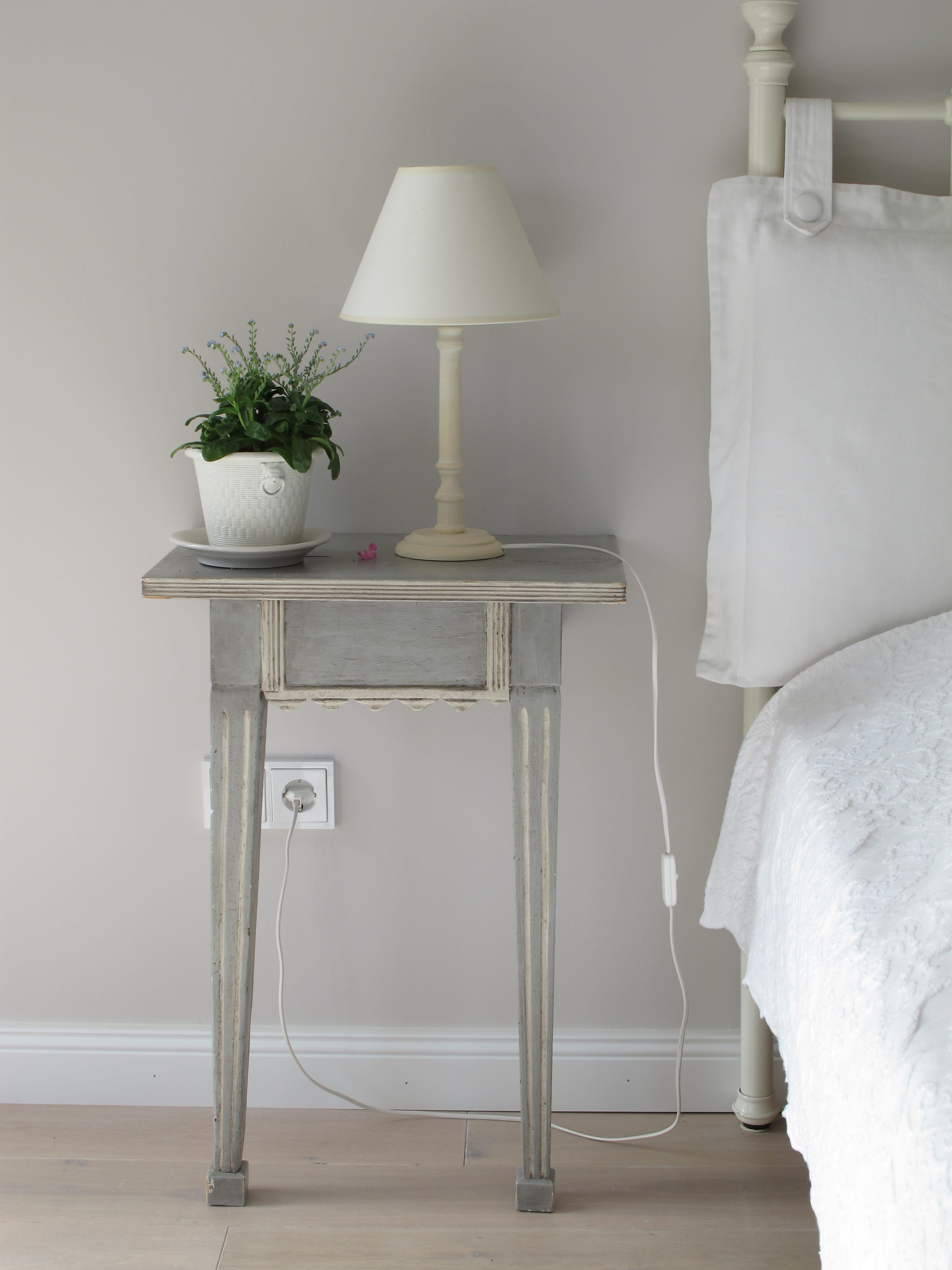 nightstand, plug, furniture, flower, absence, electric lamp, flowering plant, lighting equipment, white, interior, bed, plant, home interior, home, light, Phone HD Wallpaper