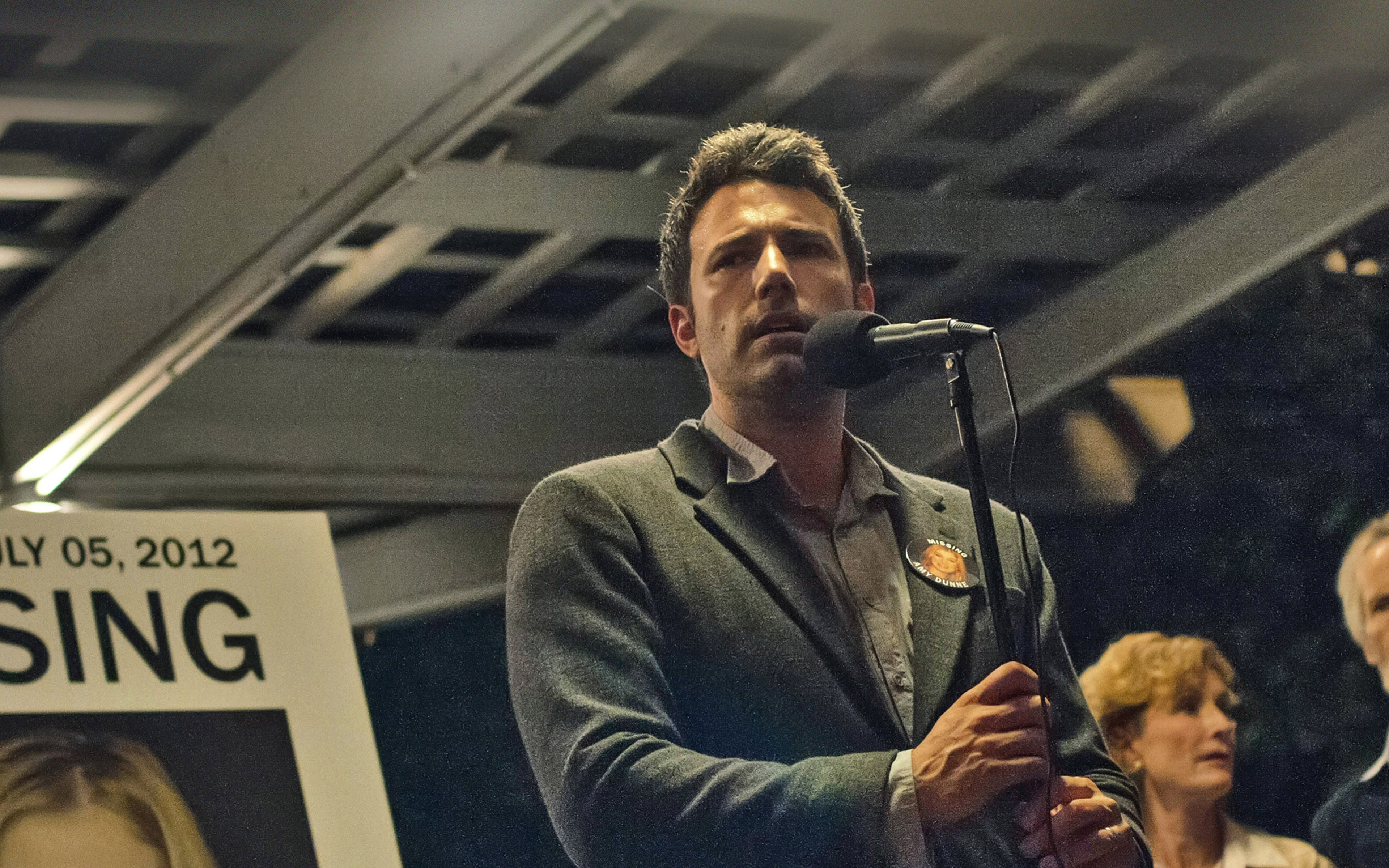 men, affleck, sitting, people, 4K, film, lifestyles, communication, girl, gone, ben, looking, indoors, incidental people, real people, actor, transportation, HD Wallpaper