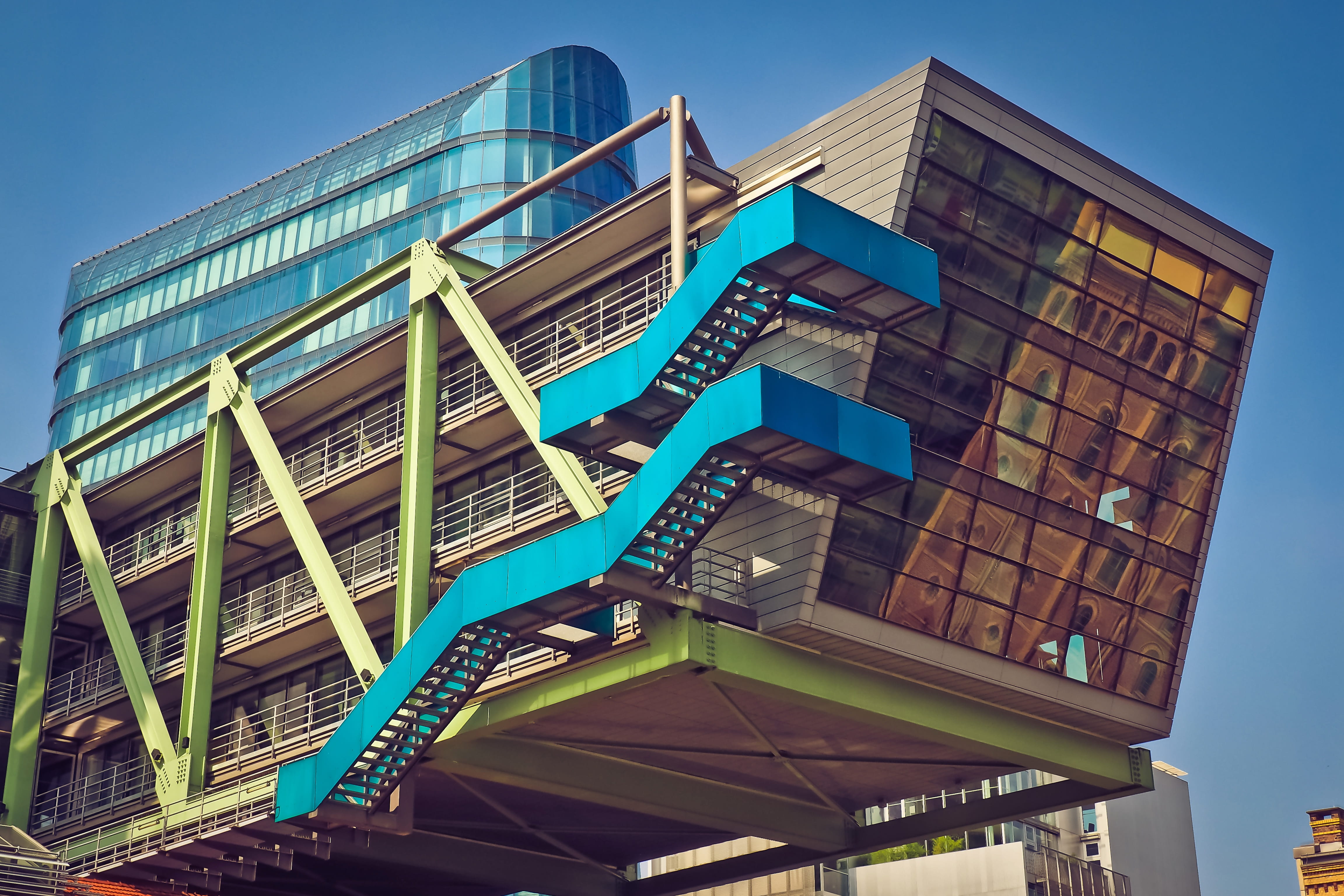 office building, day, building exterior, built structure, staircase, outdoors, architecture, railing, nature, house facade, abstract, modern, modern architecture, HD Wallpaper