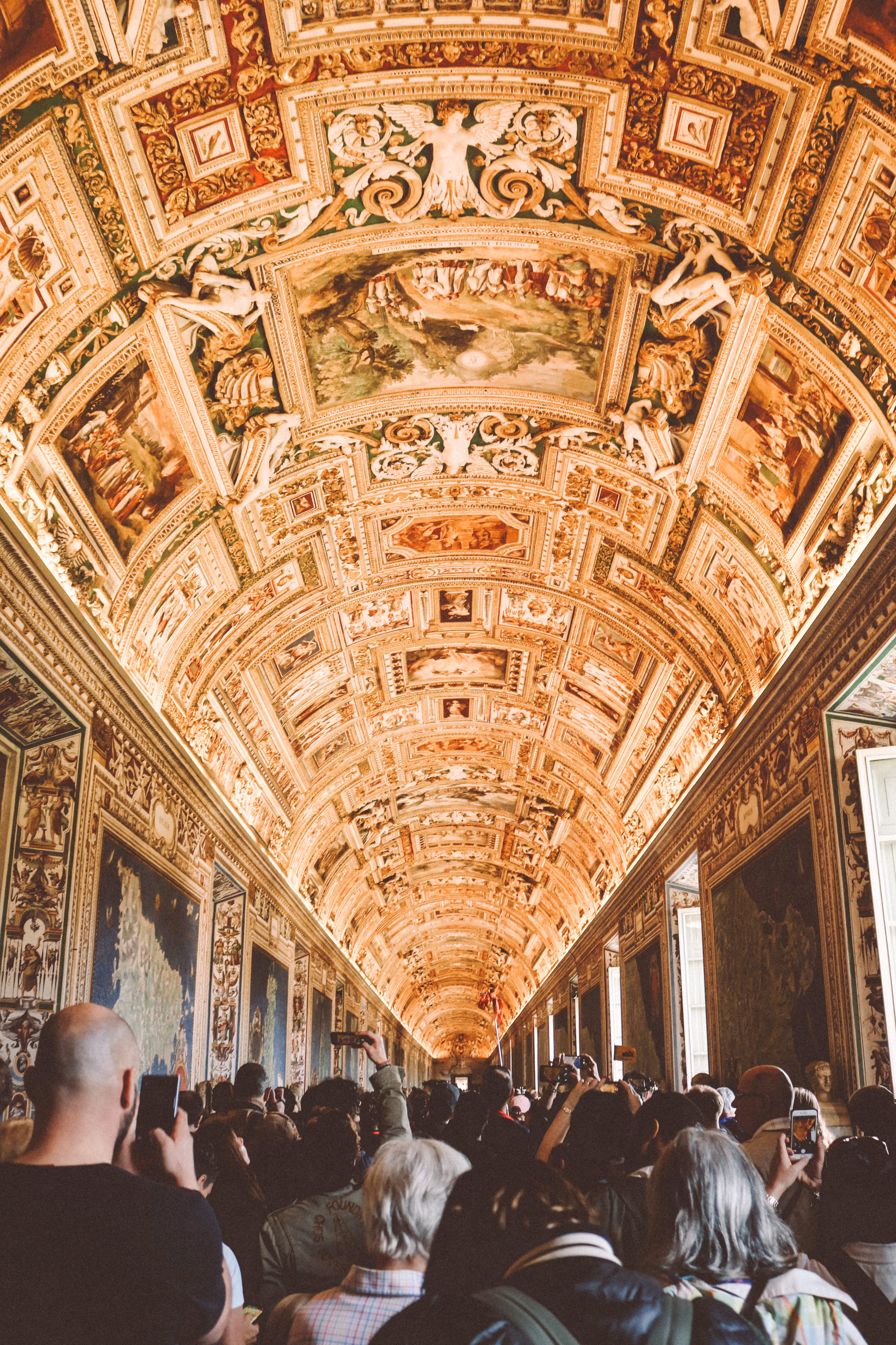 reception, inside, travel, day, waiting room, tourism, leisure activity, painting, large group of people, crowd, couch, room, architecture, ornate, italy, Phone HD Wallpaper