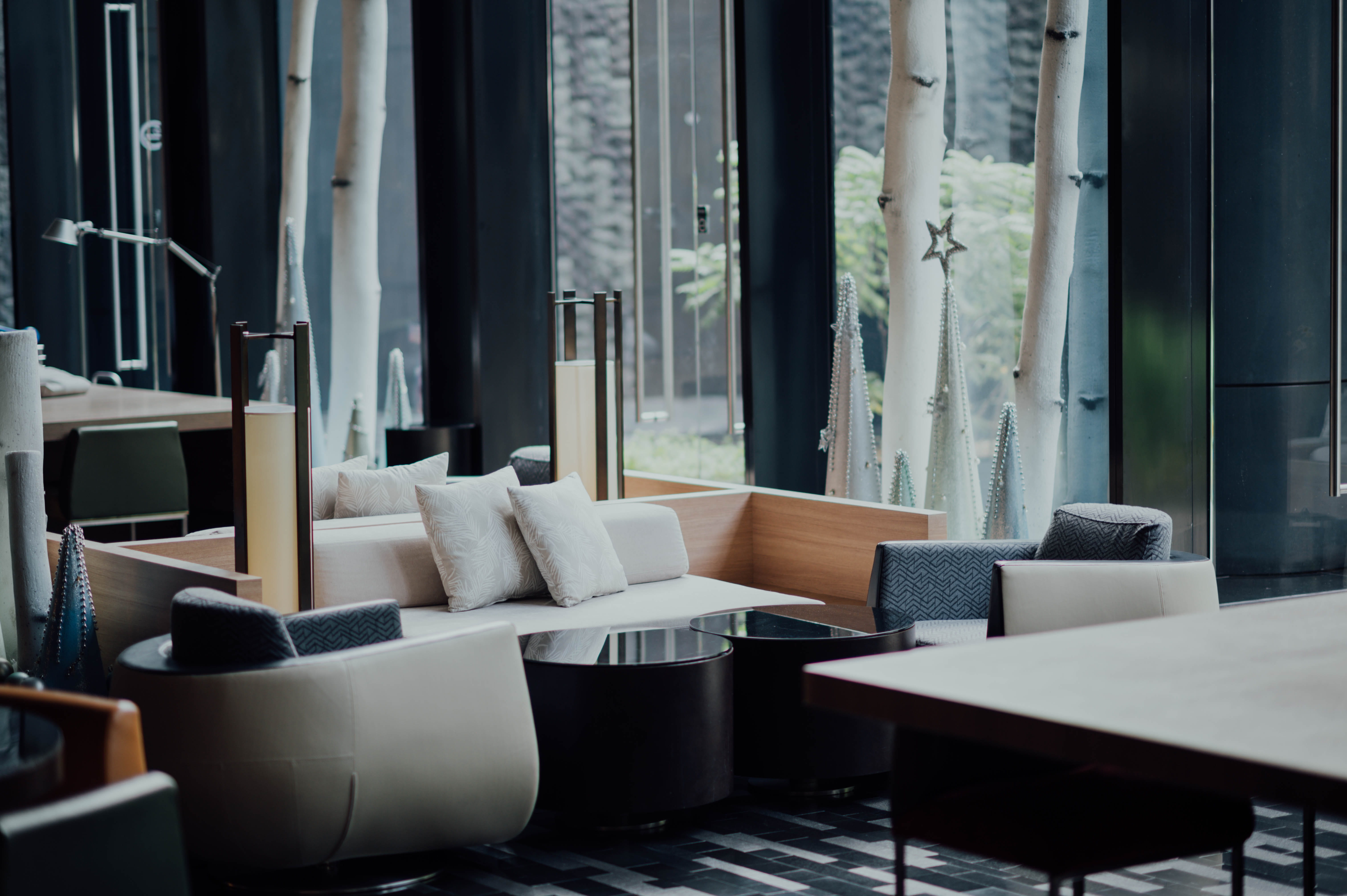 floor, tabletop, seat, indoors, couch, white, room, empty, chair, no people, furniture, glass - material, modern, 5K, luxury, lobby, coffee table, waiting room, HD Wallpaper