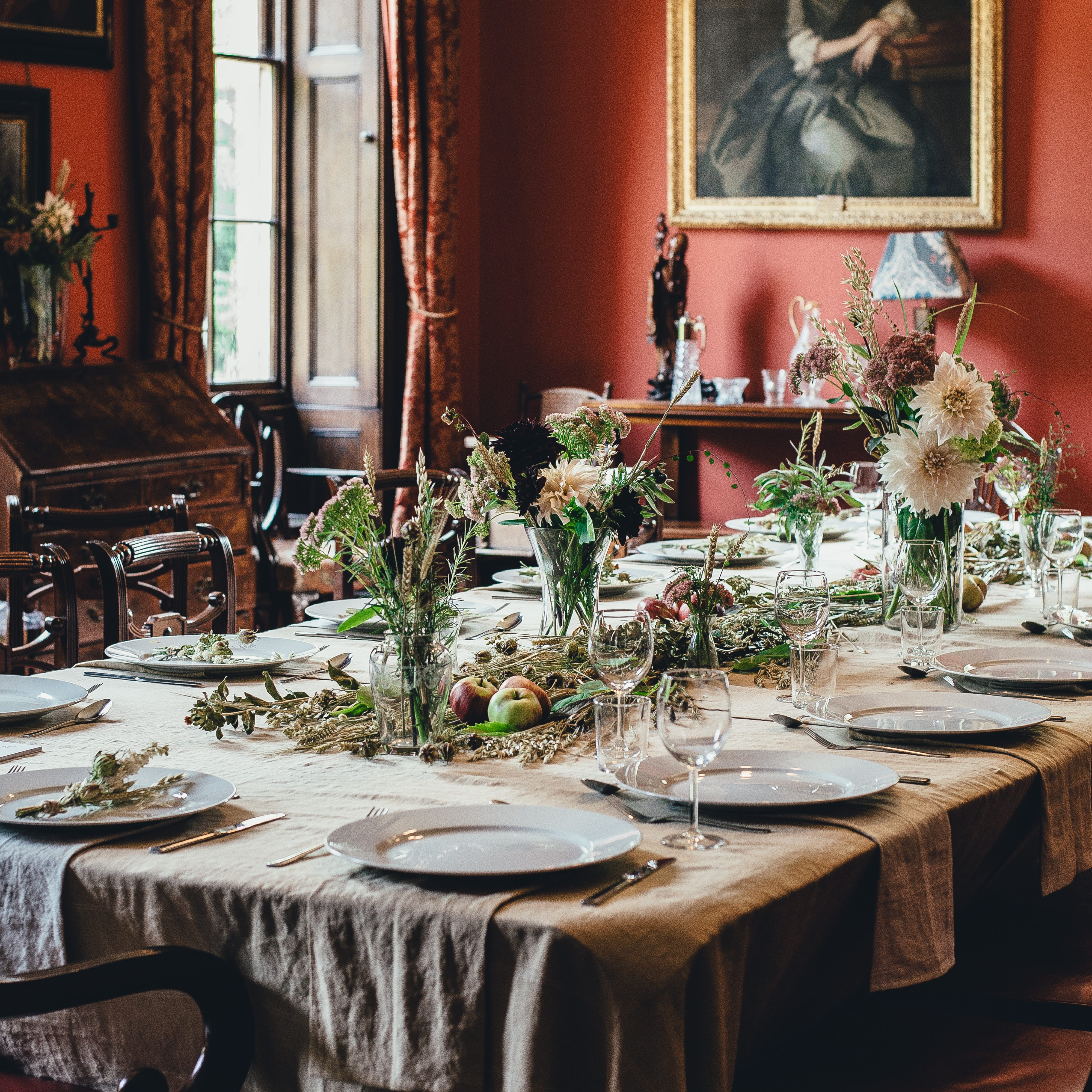 table, empty, ceramic, reception, setting, place setting, vase, dining, day, furniture, round, banquet, hotel, interior design, plates, 4K, flower, seat, Phone HD Wallpaper