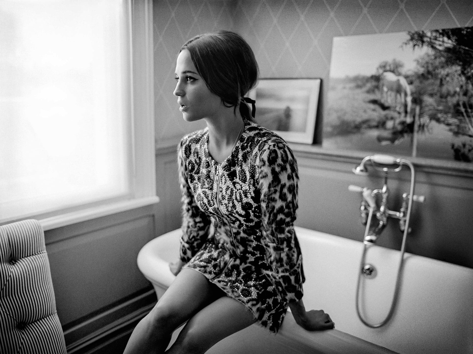 black and white, waiting, 1080P, dress, young women, beauty, lifestyles, furniture, looking, actress, indoors, sleeved, real people, Tom Craig, Porter, HD Wallpaper