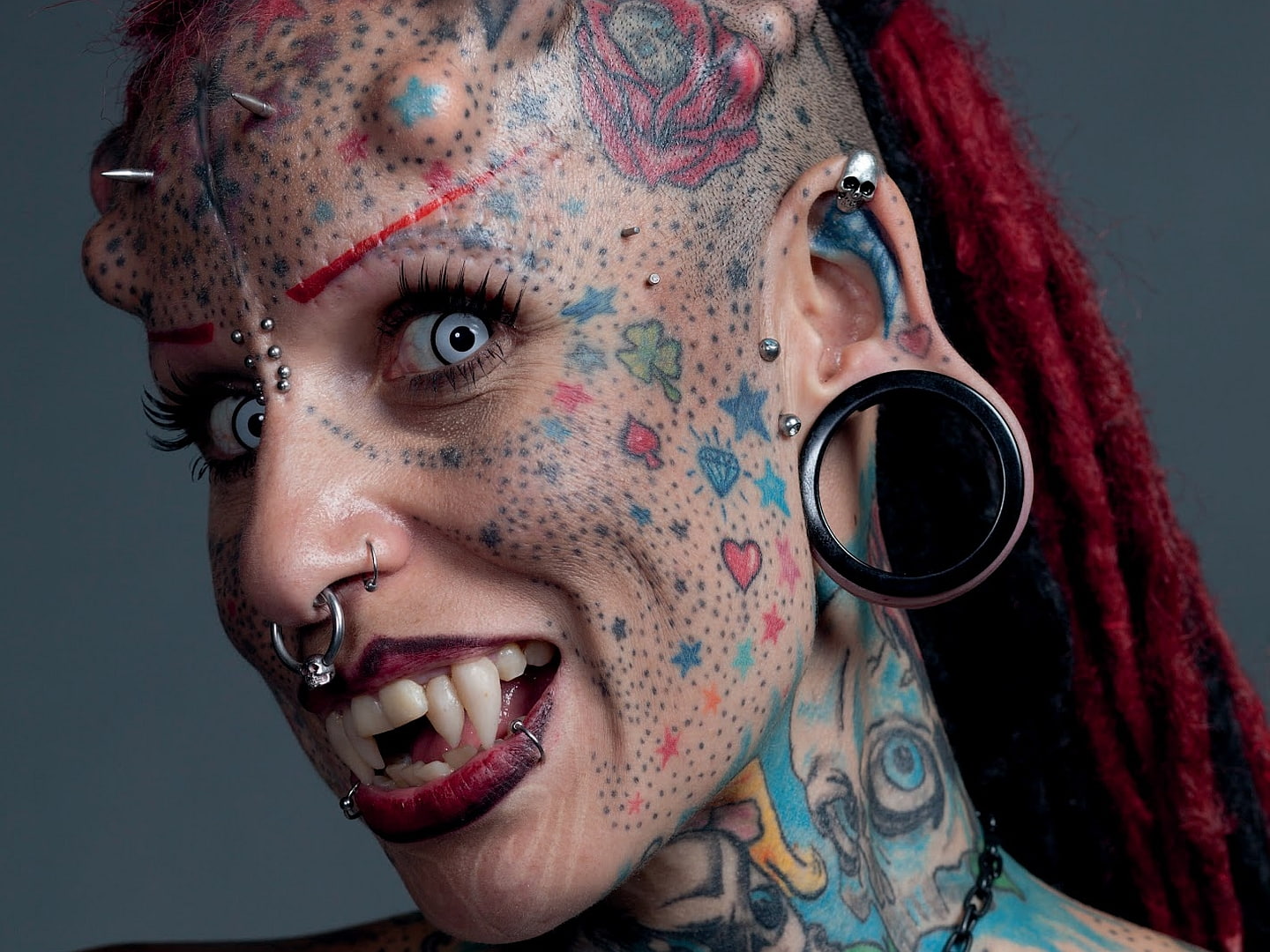 blue, big, redhead, teeth, long, 720P, tattoo, girl, earrings, eyes, scarry, smile, HD Wallpaper