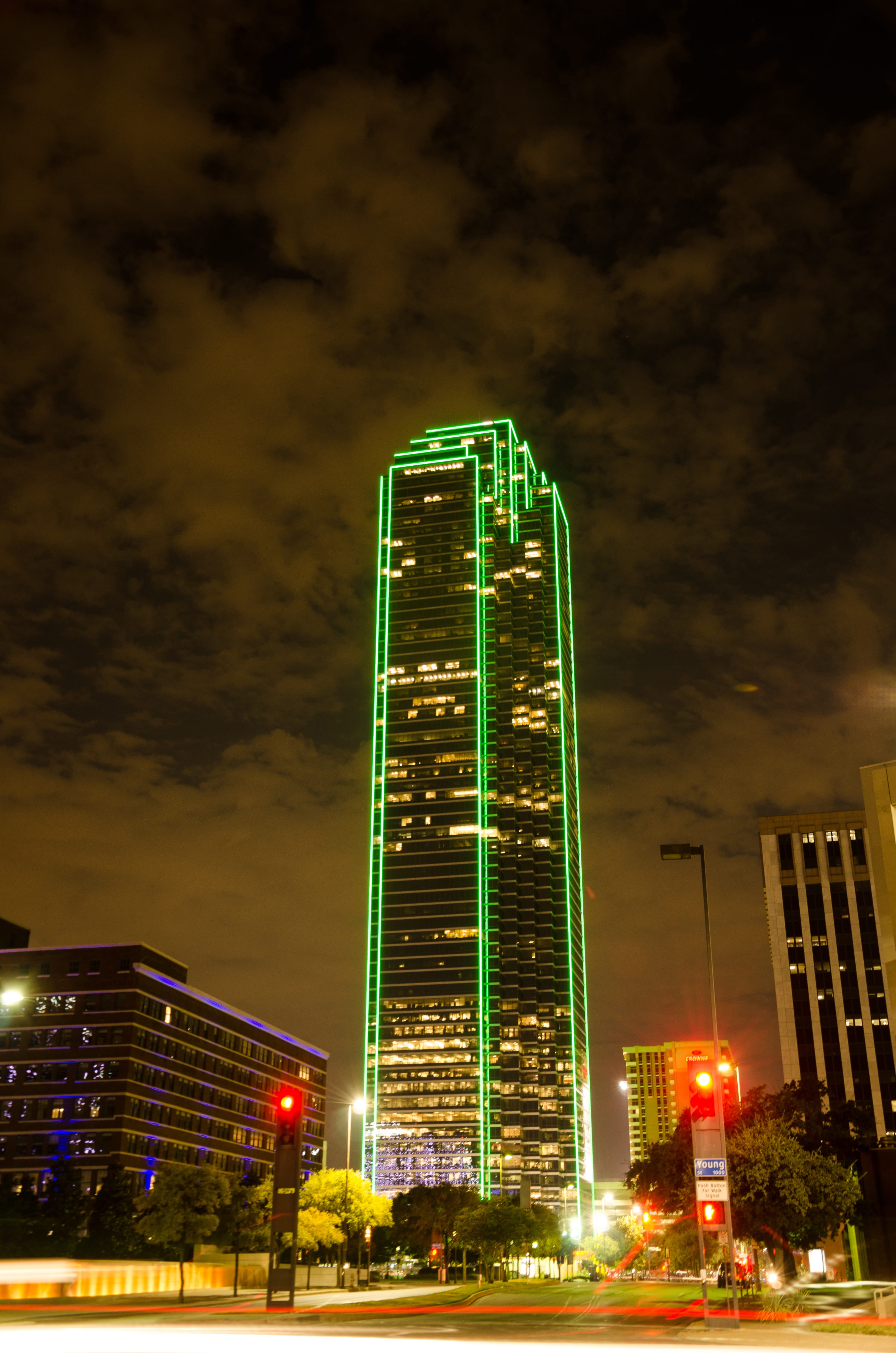outdoors, 1071 young st, cityscape, texas, built structure, city life, 4K, usa, street, financial district, skyline, city, building, tall - high, skyscraper, Phone HD Wallpaper