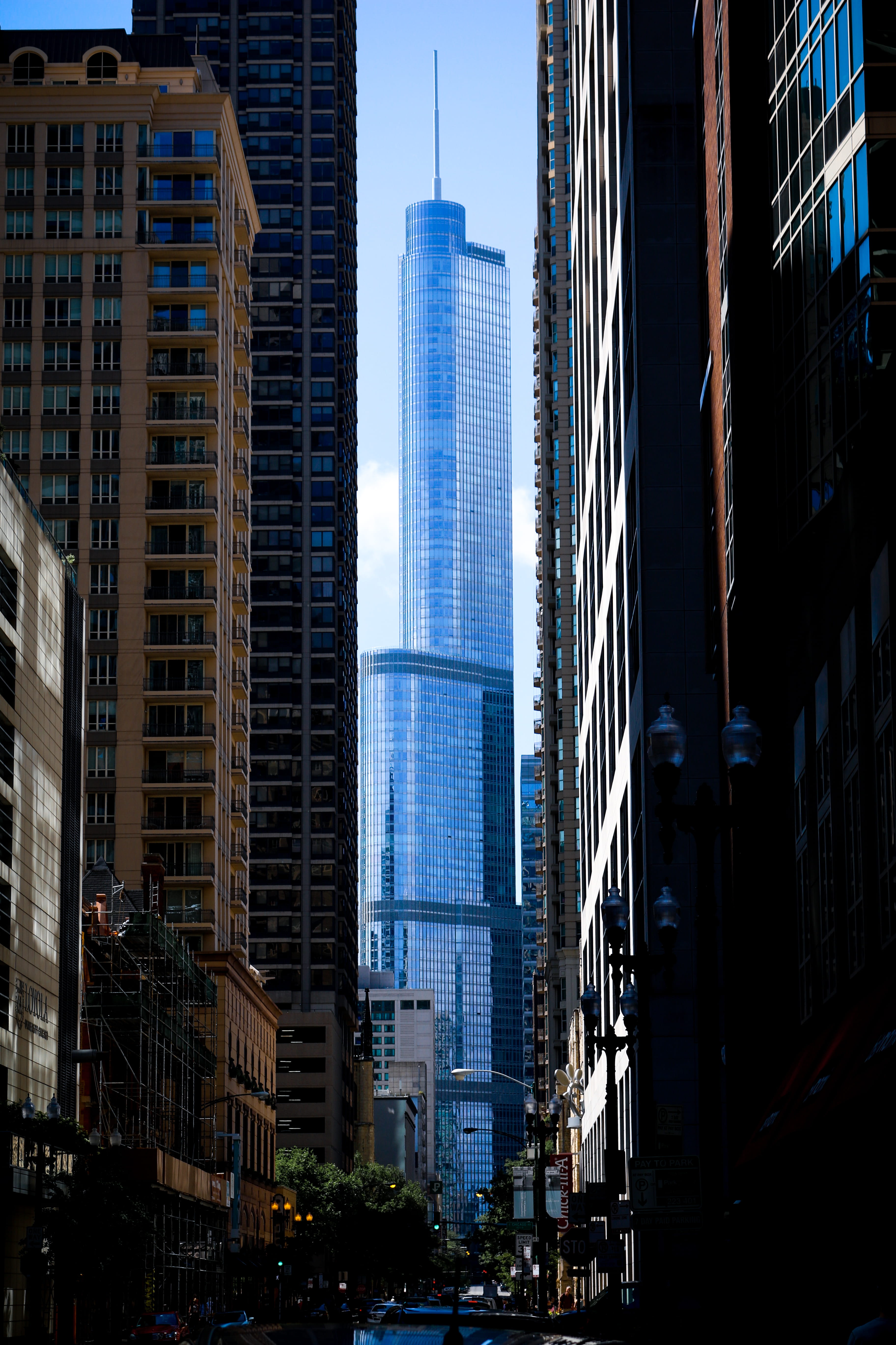framed, tall - high, chicago, trump international hotel and tower chicago, urban, residential district, windy city, financial district, glass - material, Phone HD Wallpaper