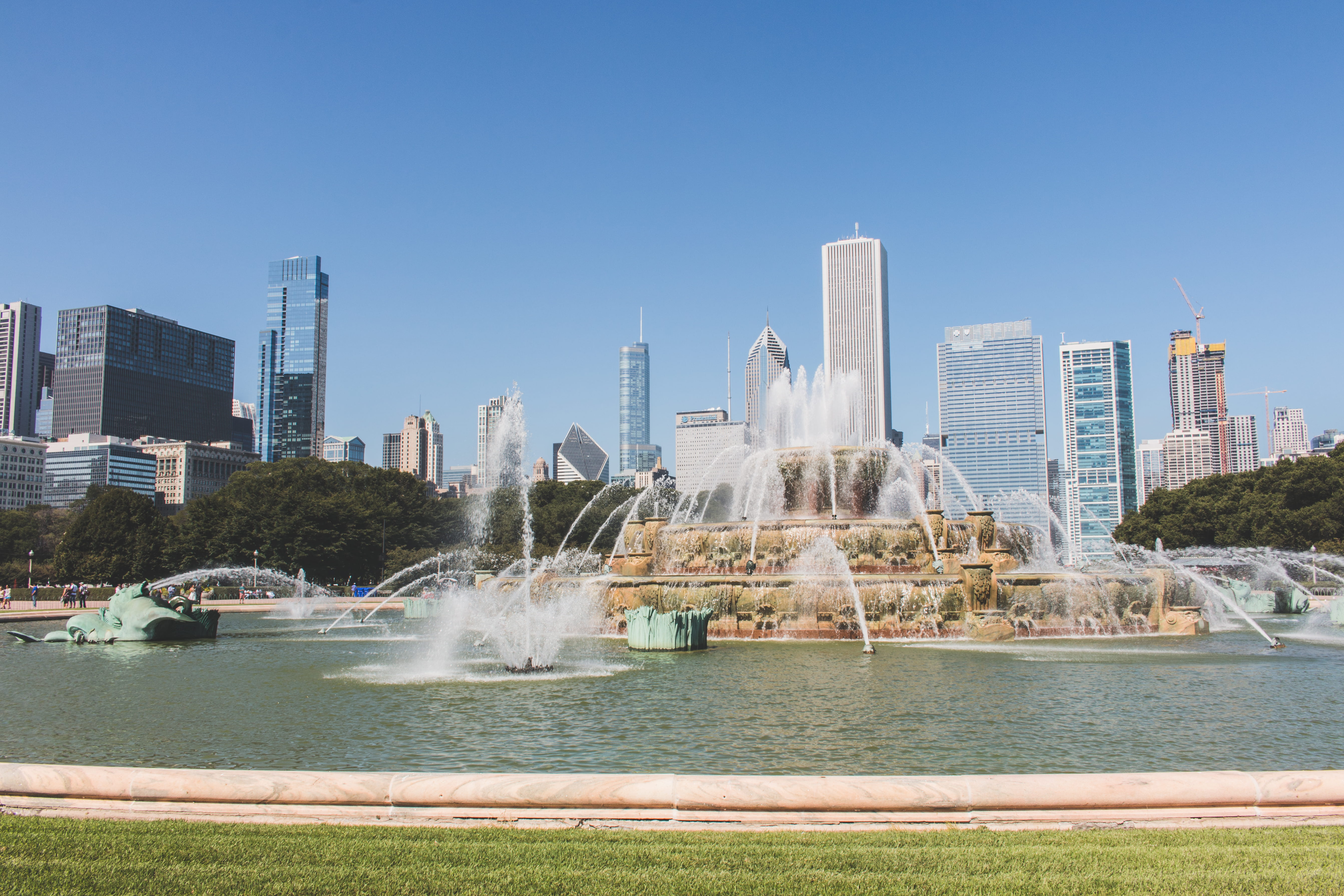 clear sky, chicago, near, america, windy city, urban, water, cityscape, outside, day, tall, spraying, high, outdoors, motion, metropolitan, sky, office building exterior, HD Wallpaper