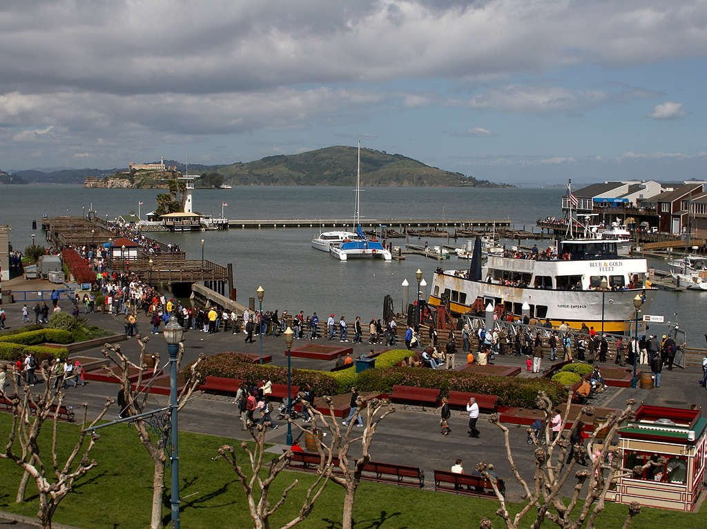 outdoors, sky, cloud - sky, building exterior, sea, mountain, land, large group of people, crowd, built structure, high angle view, fishermans wharf, port, HD Wallpaper