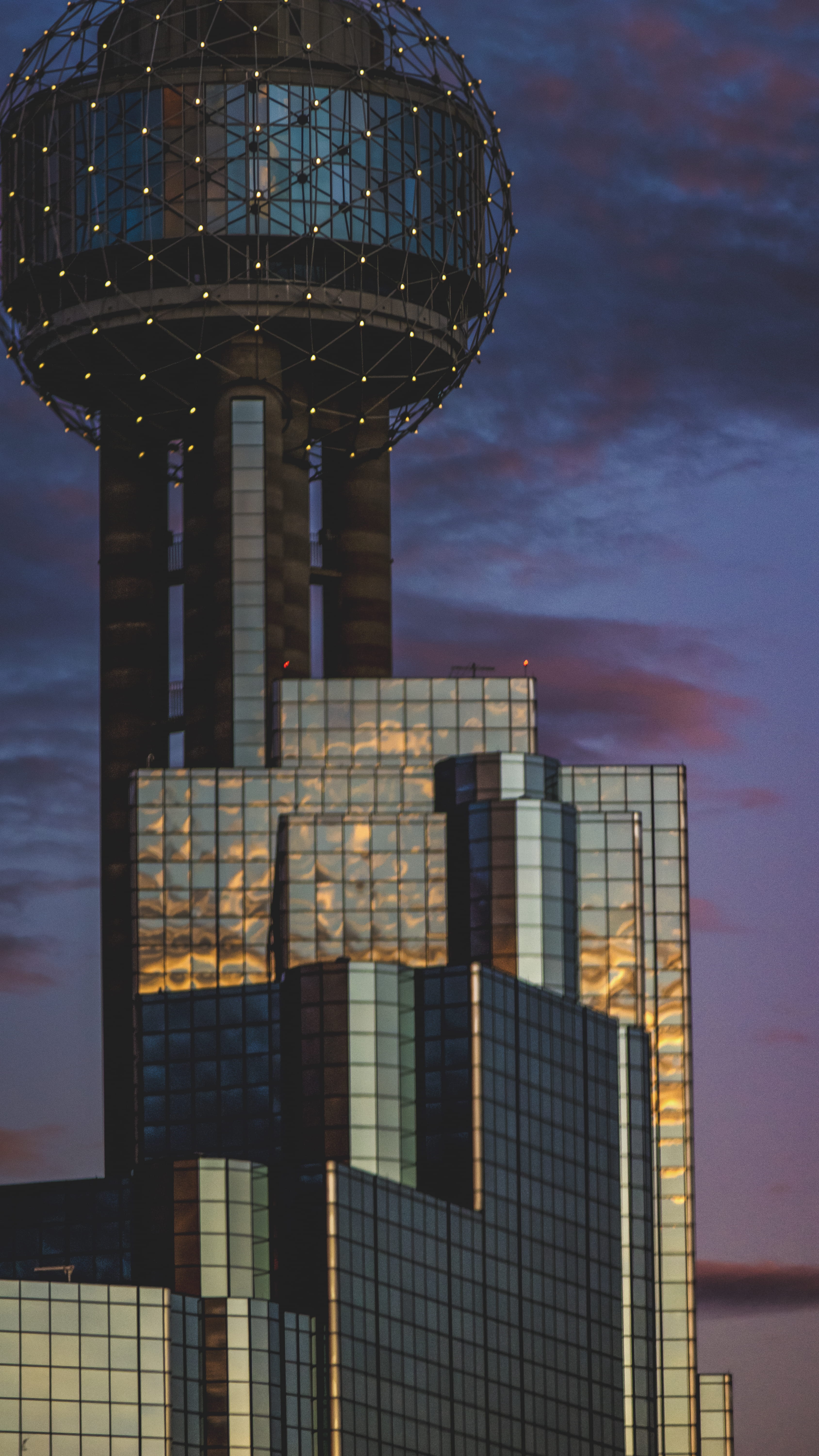 office building exterior, nature, dallas, building exterior, tall - high, architecture, texas, building, reunion tower, sunlight, usa, reflection, sky, Phone HD Wallpaper