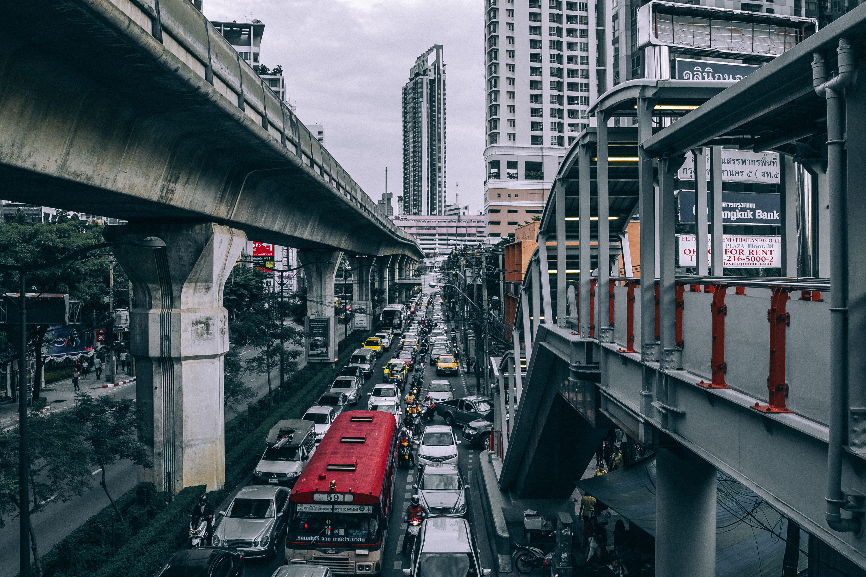 skyscraper, highway, transportation, bustling, traffic, public transportation, motor vehicle, car, daytime, mode of transportation, outdoors, incidental people, HD Wallpaper