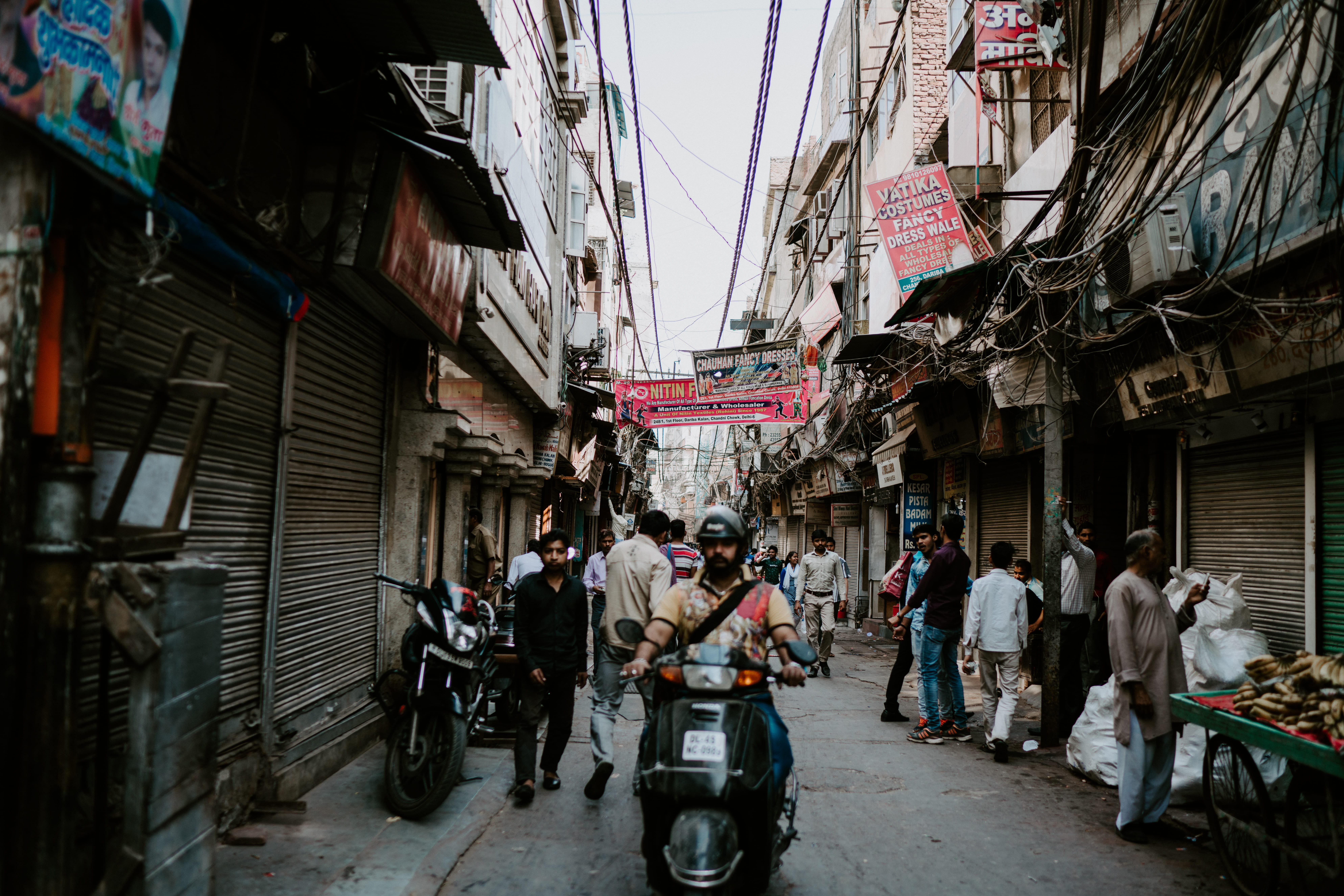 lifestyles, traffic, land vehicle, cutlure, real people, buildings, man, market, people, outdoors, busy, motorcycle, person, wiring, streetstyle, dehli, HD Wallpaper