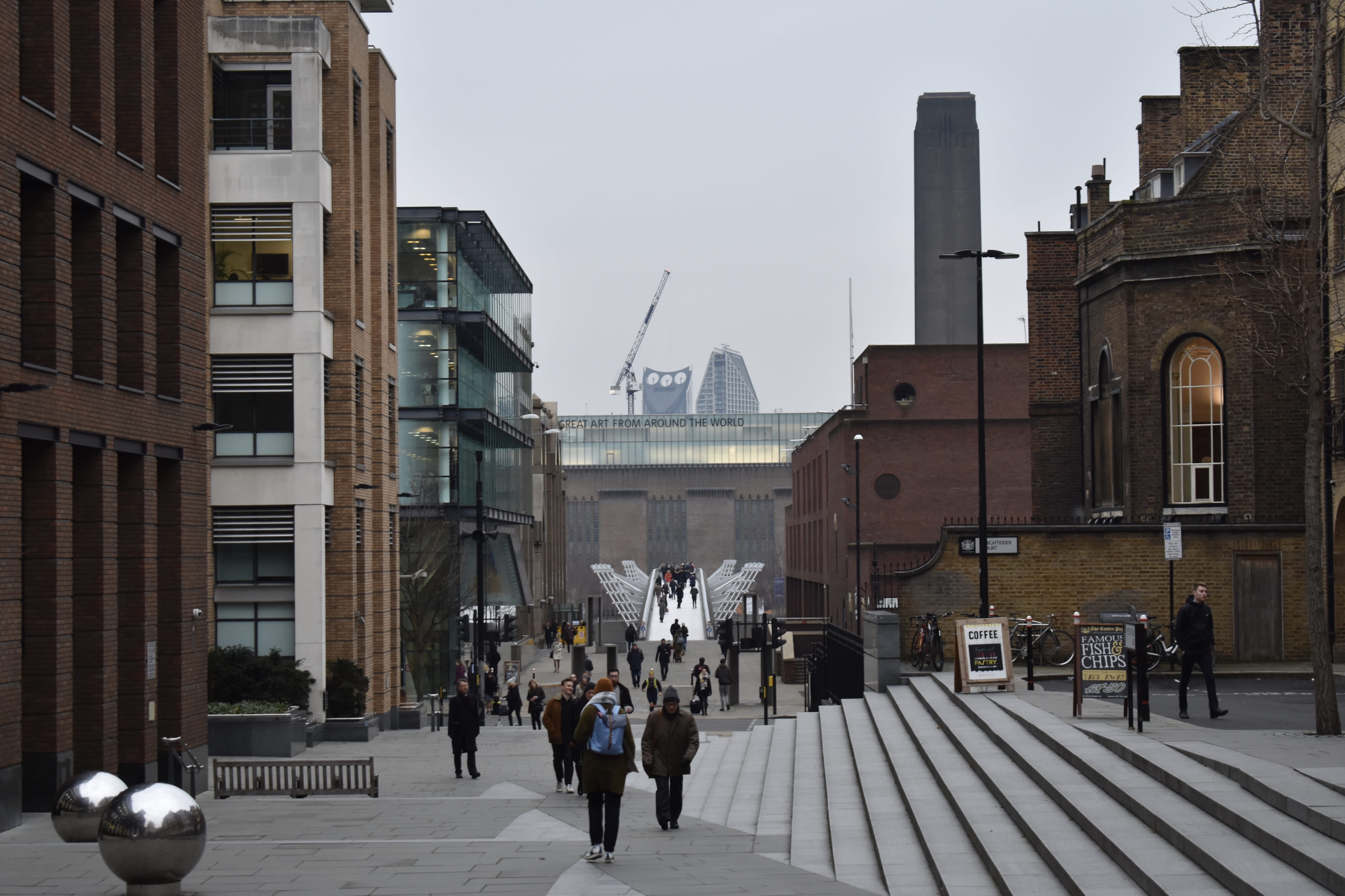 city life, england, overcast, crowd, real people, gray, united kingdom, city, day, busy, large group of people, lifestyles, cloudy, millenium bridge, hd, HD Wallpaper