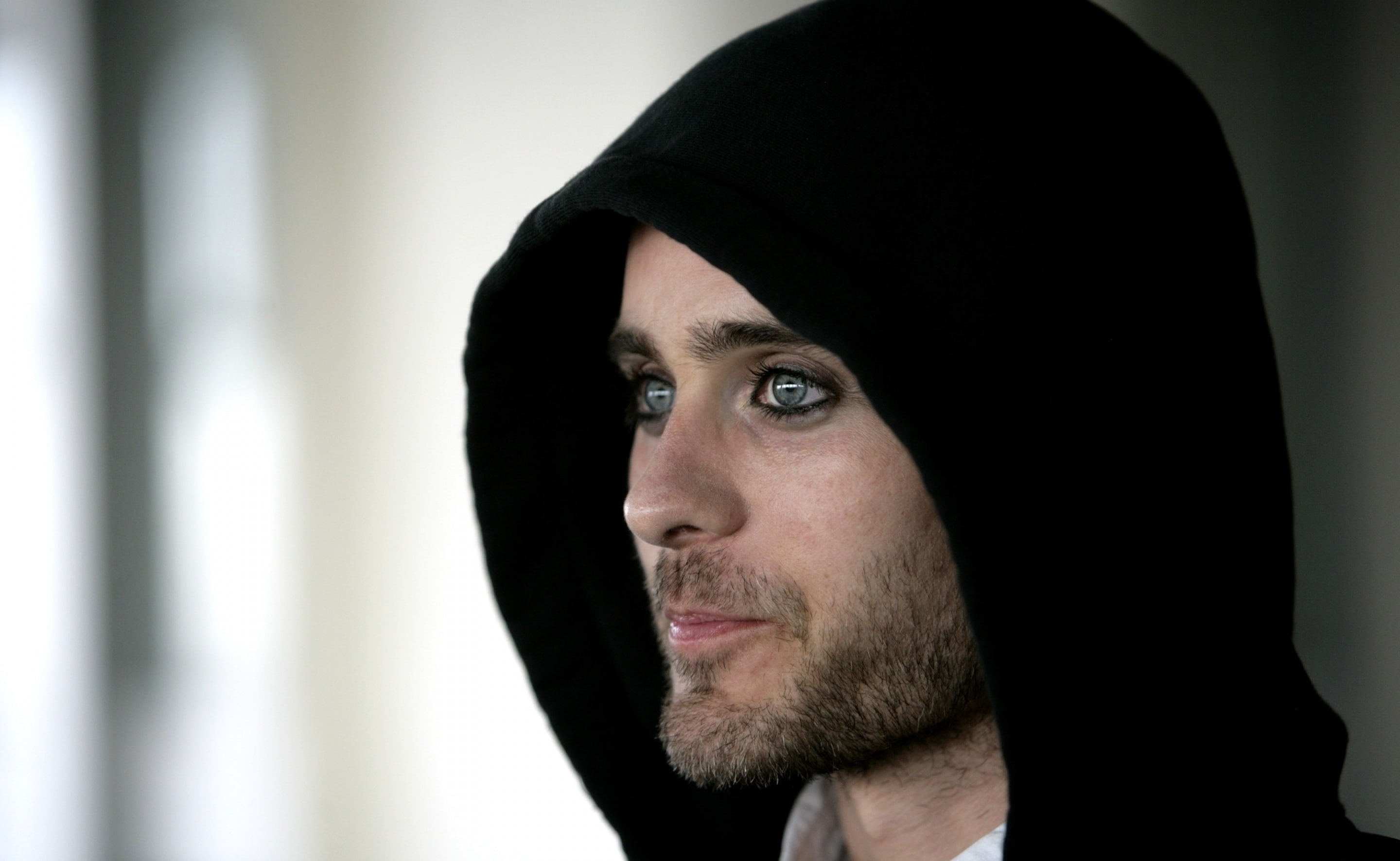 looking, headshot, focus on foreground, Leto, hoodie, Music, black, Singer, indoors, serious, young adult, human face, looking at camera, men, real people, HD Wallpaper