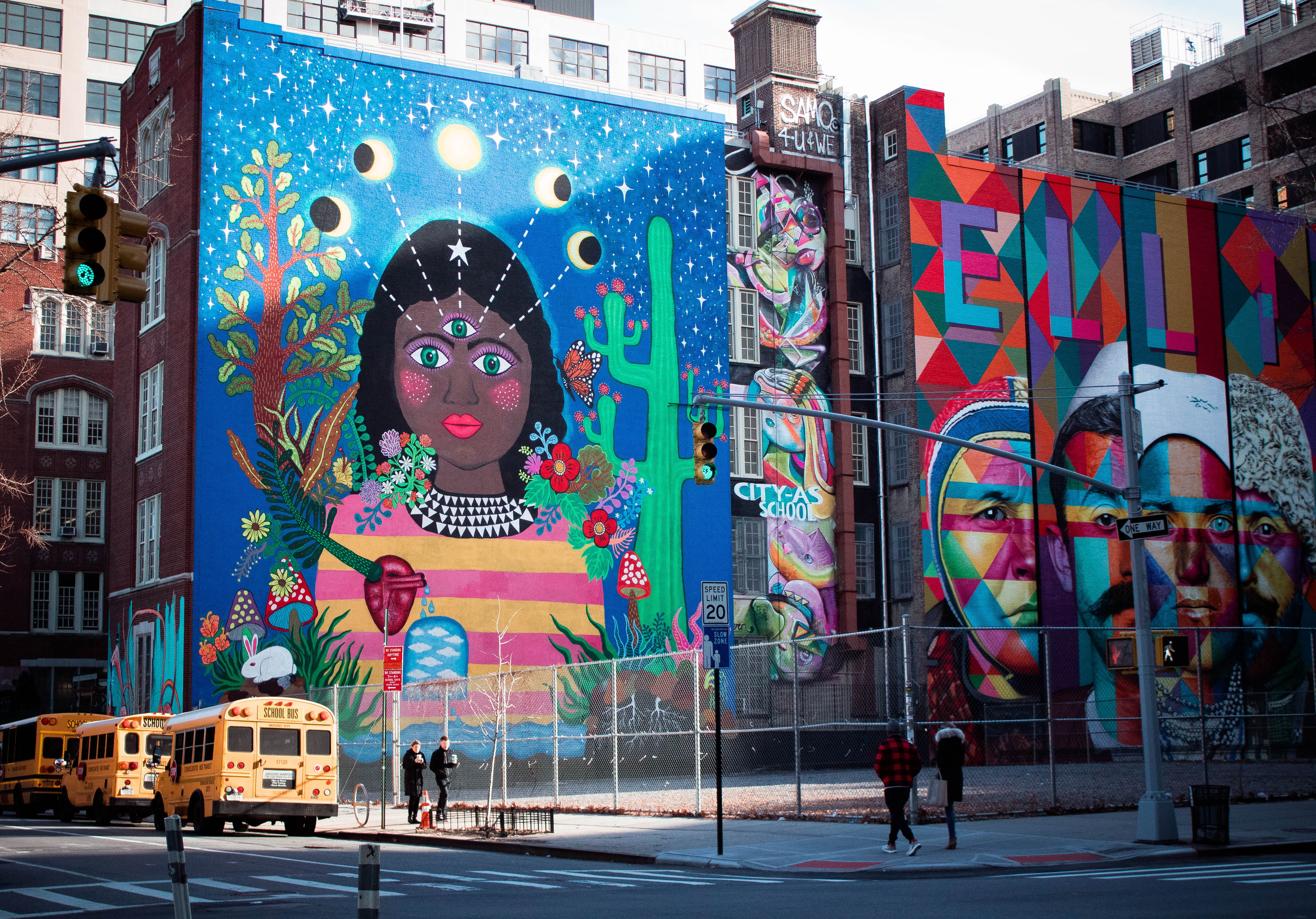 4K, human representation, bus, painting, usa, multicolored, city, mural, built structure, vehicle, wall, street, advertisement, representation, traffic light, HD Wallpaper