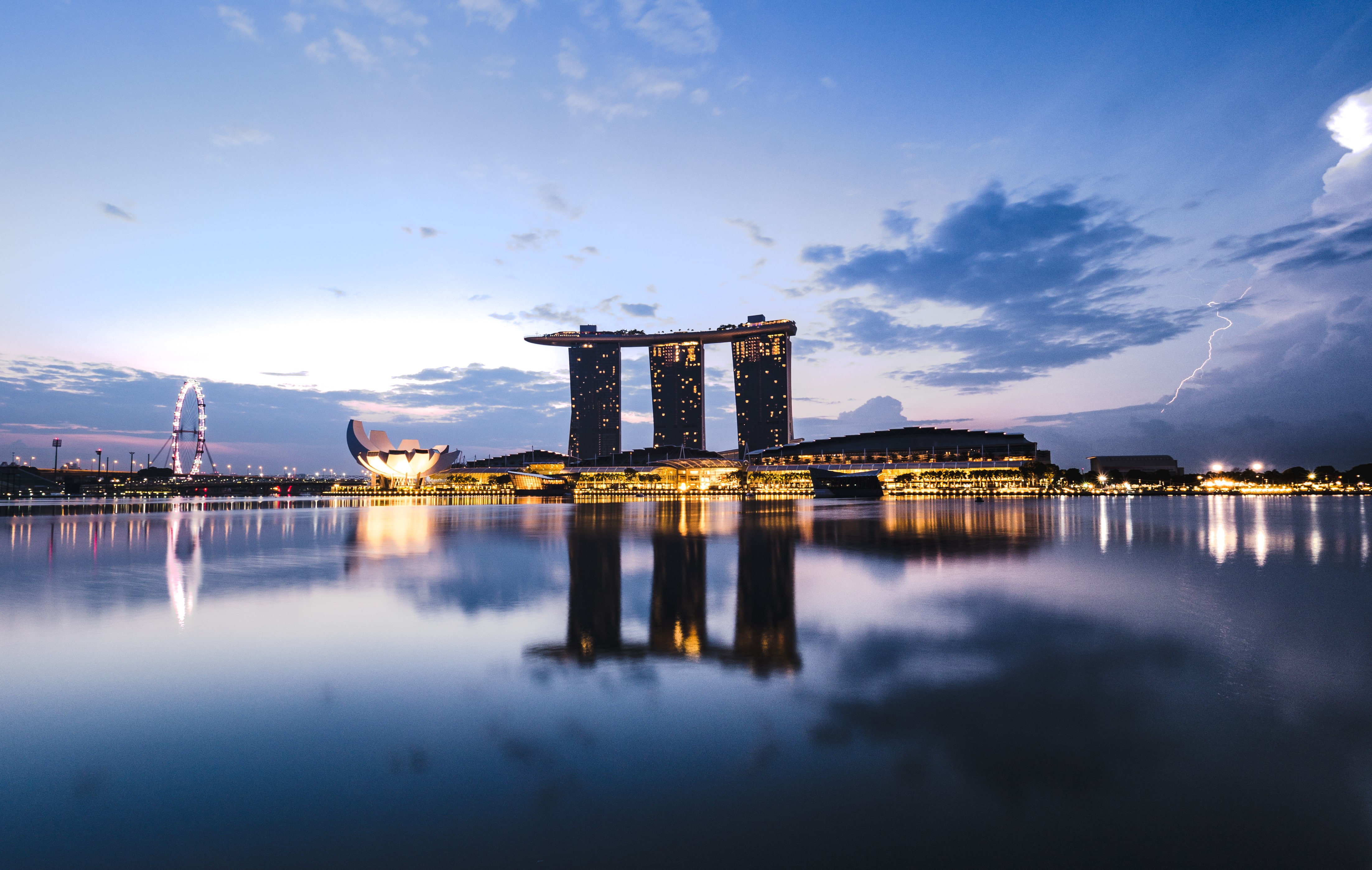 illuminated, sky, no people, architecture, cloud - sky, lights, outdoors, building, built structure, Singapore, water, bay, lake, city, blue, cityscape, HD Wallpaper